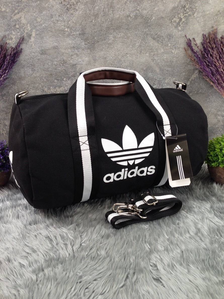 Adidas Travel Canvas Bag กระเป๋าเดินทางทรงหมอน ดีไซน์ sport วัสดุ canvas ด้านหน้าสกรีนแบรนด์ น้ำหนักเบา หูหิ้วมีหนังจับถนัดมือ ซิปแบรนด์ ช่องหลักเปิดปิดด้วยซิป ภายในกว้างใส่เสื้อผ้าได้ มีช่องเล็ก มาพร้อมสายยาว ถอด ปรับได้ค่ะ
