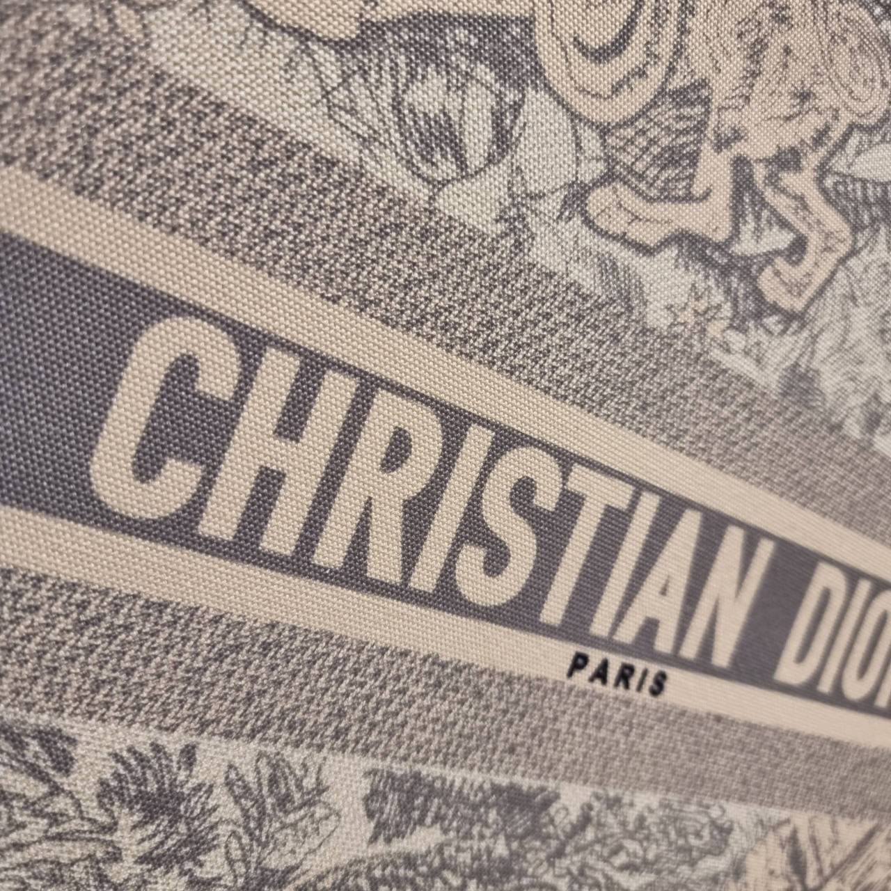 VIP 】HOT ARRIVAL!! DIOR CD SHOPPING BAG WITH GWP กระเป๋าทรงช้อปปิ้งใบใหญ่ จุใจ!! พรีเมี่ยมกิ๊ฟรุ่นดับเบิ้ลฮอต ดีไซน์คลาสสิควินเทจ สวยหรู วัสดุผ้าแคนวาสลายกราฟฟิค ภายในโล่งกว้างมากๆ ใส่ของจุสุดๆ โน้ตบุ้ค ไอแพด กระเป๋าสตางค์ มือถือ หรือเสื้อผ้ายังได้ สะพายค