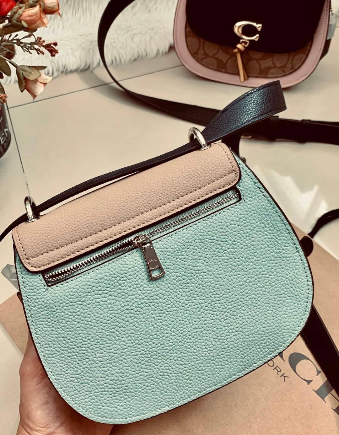 OUTLET 】COACH REMI SADDLE BAG IN COLORBLOCK ((1330)) รุ่นแนะนำ คลาสสิคน่าใช้มากๆ วัยใสๆใช้ดีค่ะ 😘 พร้อมส่งที่ไทยอีกครั้ง! กระเป๋าสะพายข้าง//ครอสบอดี้ร์//หรือทบเป็นสายคู่สะพายไหล่ได้ค่ะ แล้วแต่ชอบเลยค่ะ! วัสดุหนังแท้ ลายหนังสวยมากๆค่ะรุ่นนี้ หลงรัก