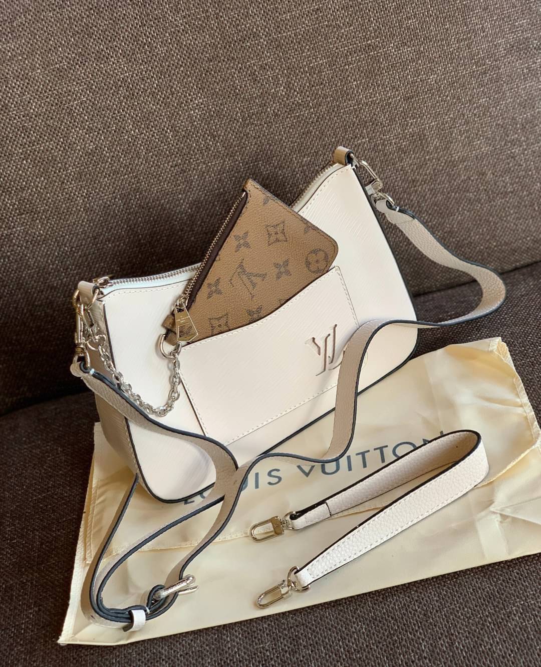 VIP 🥂 LOUIS VUITTON MARELLR EPI LEATHER รุ่นนี้ลายหนังเป็นลายไม้ มีโลโก้แบรนด์แบบฉลุด้านหน้า มาพร้อมกระเป๋าใบลูกแบบซิปจัดเก็บได้ตรงช่องด้านหน้า สามารถถอดออกแยกใช้งานได้ต่างหากนะคะ เปิดปิดกระเป๋าแบบซิป ภายในโล่ง สามารถใส่กระเป๋าเงินใบยาวได้;ของจุกจ