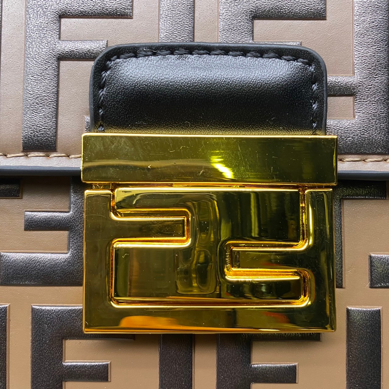 FENDI KAN leather bag เกรดออริจินอล สลับแท้ ด้วยสีและลวดลายคลาสสิกตามแบบแบรนด์ เข้าได้กับสาวๆ ทุกสไตล์ บ่งบอกความเป็น FF ได้อย่างสมบูรณ์แบบ โทนสีแมตช์กับเสื้อผ้าได้ง่าย