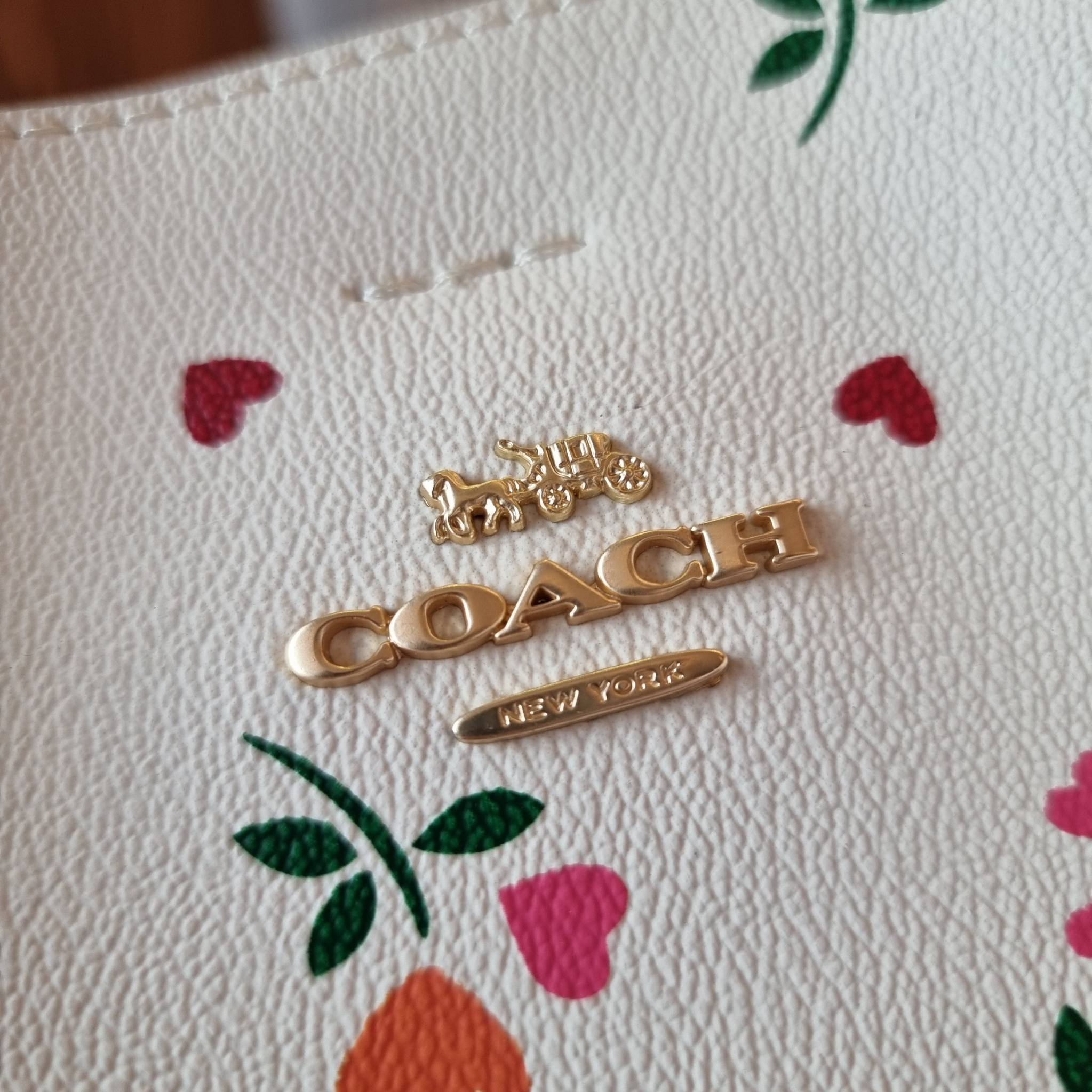 COACH C7976 SMALL TOWN BUCKET BAG WITH HEART PETAL PRINT 💕💜💕💝 คอลเลคชั่นใหม่ล่าสุด ที่พร้อมให้สาวๆได้สวยในเทศกาลแห่งความรัก กระเป๋าทรงบัคเก็ตไซส์เล็ก ดีไซน์ลวดลายสุดคิ้วท์ ช่อดอกไม้หัวใจ เห็นแล้วต้องปิ๊ง!! วัสดุหนัง pepble 