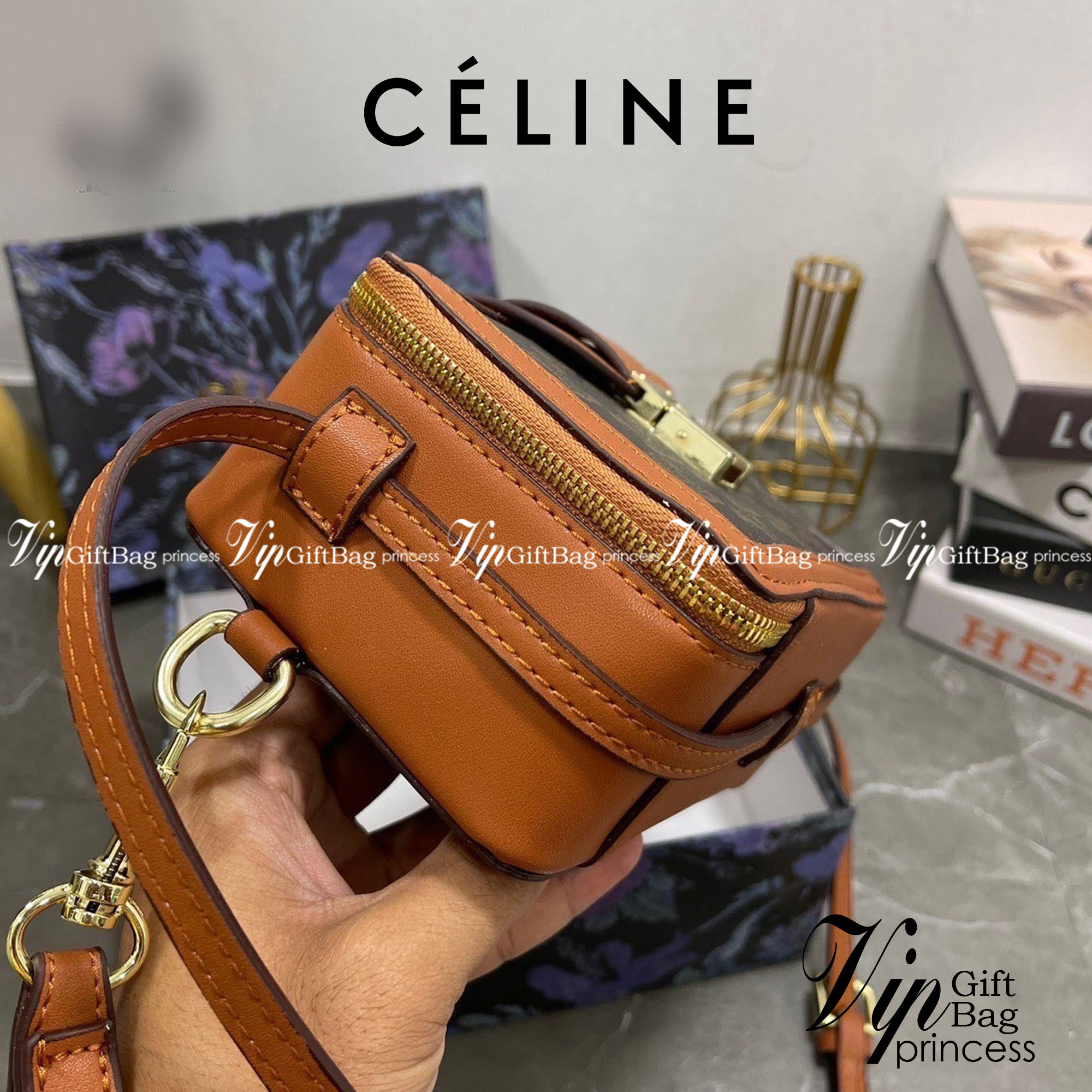 CELINE Phone Pouch With Flap In Triomphe Canvas / Celine Triomphe Pouch Crossbody Bag กระเป๋าใส่โทรศัพท์ซีลีนพร้อมส่ง ในวันที่ต้องการความคล่องตัว เราสามารถหยิบกระเป๋าใส่โทรศัพท์ประเภทนี้เพื่อใส่เพียงแค่โทรศัพท์ เงิน และของสำคัญชิ้นเล็ก ๆ ได้เลย โดยไม่ต้อง