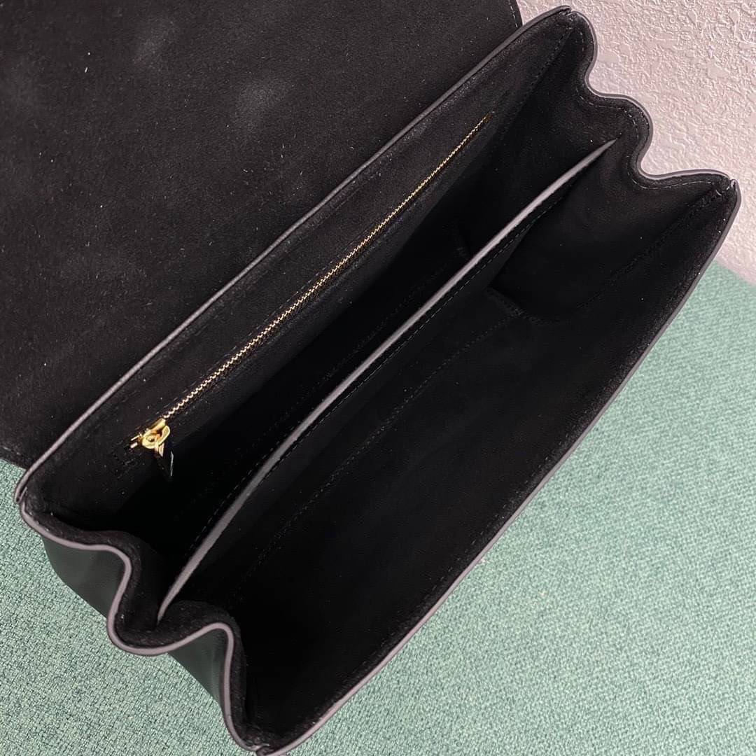 CELINE Teen Soft 16 In Smooth Calfskin / CELINE TRIOMPHE CROSSBODY BAG กระเป๋าสุดเรียบง่ายคงความสไตล์เซลีนเป็นอย่างดี ดีไซน์สวยหรูสุดคลาสสิคหนังเรียบสวยอยู่ทรงเปิดปิดด้วยฝาปิดล๊อคบิดโลโก้แบรนด์อะไหล่ทองวิ้งๆภายในมีช่องแบ่งเป็นสัดส่วนและมีช่องซิปหัวซิปแบรน