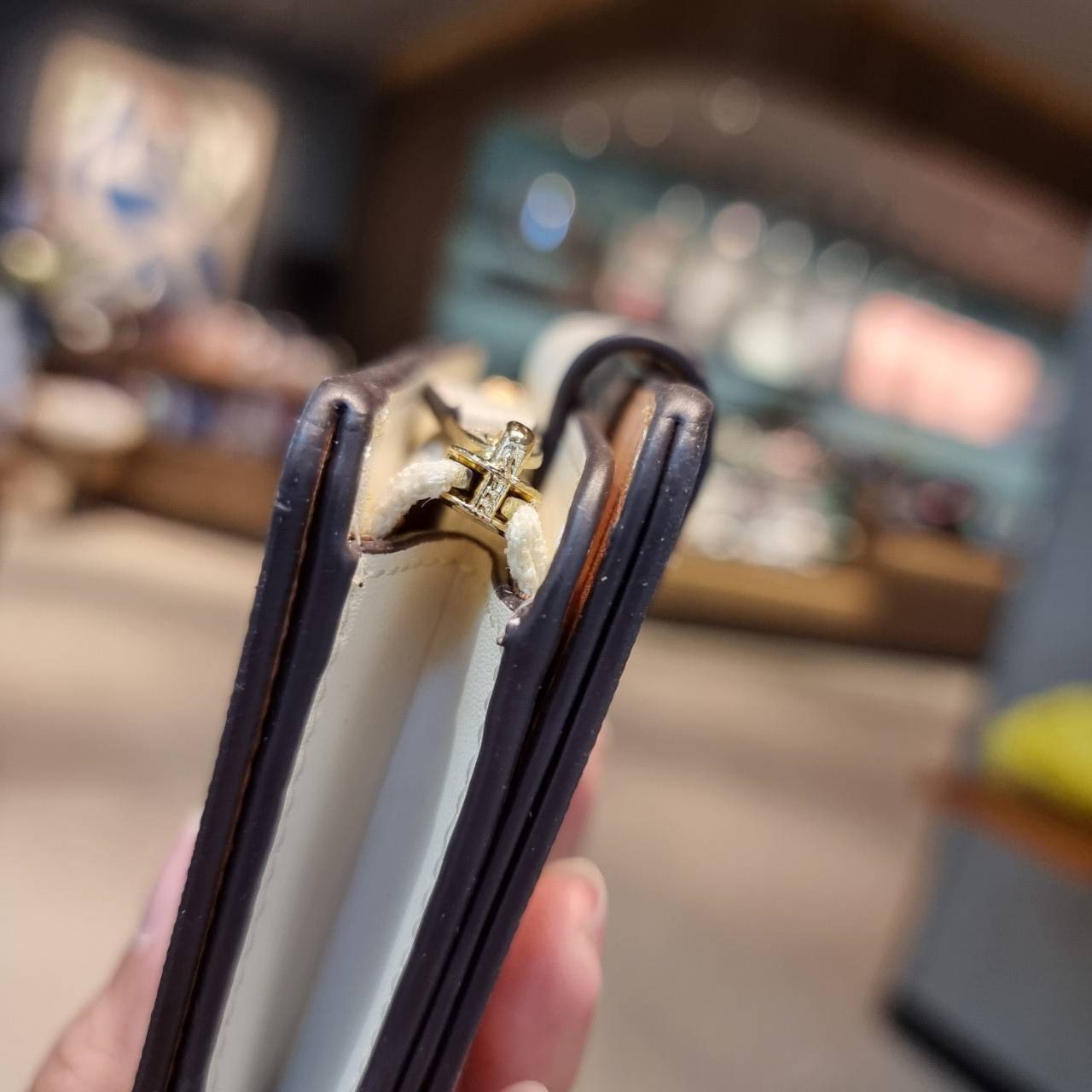 COACH C0082 MEDIUM CORNER ZIP WALLET IN SIGNATURE CANVAS ดีไซน์ใหม่ล่าสุด!! กระเป๋าสตางค์ใบกลาง 👛 ขนาดกำลังเหมาะมือ วัสดุหนังแคนวาสเคลือบลาย ดูแลรักษาง่าย มีช่องใส่บัตรและธนบัตรครบ และช่องซิปแยกไว้ใส่เหรียญ ครบเซ็ทแบบนี้เหมาะส่งต่อเป็นของขวัญที่สุ