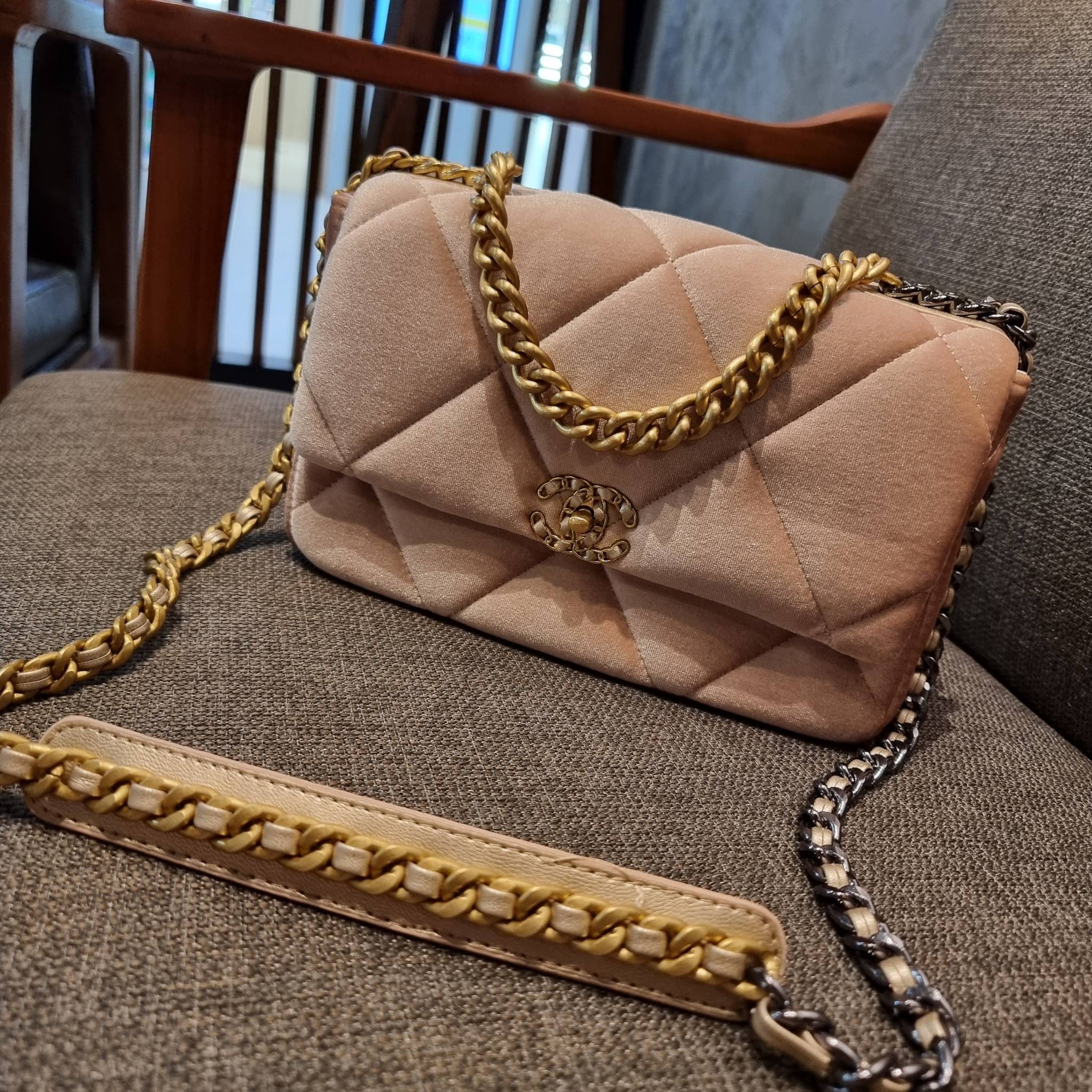 ไม่มองไม่เหลียวไม่ได้แล้ว!! ความหรูที่โดดเด่นจากผ้ากำมะหยี่ สร้างดีเทลผู้ดี ลูกคุณมากๆ Chanel vip boutique กระเป๋าสะพายจาก duty free ในราคาสุดประหยัด!! ดีไซน์เลิศ ตกแต่งด้วยโซ่ทูโทน ลงตัวแบบไม่มีที่ติ เปิด-ปิดด้วยตัวบิดล็อค ภายในโล่งกว้าง ใส่กระเป๋าสตางค์