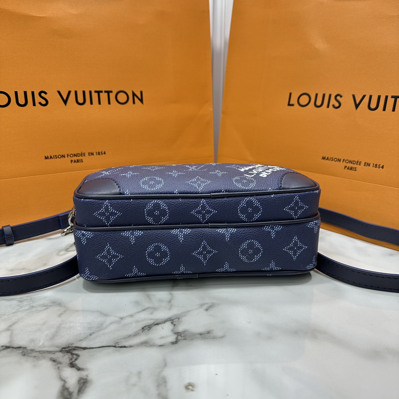 ORI หนังแท้ | LV Nil Messenger PM Navy Green กระเป๋าสะพายทรงแมสเซ็นเจอร์ สีใหม่ดีไซน์ใหม่