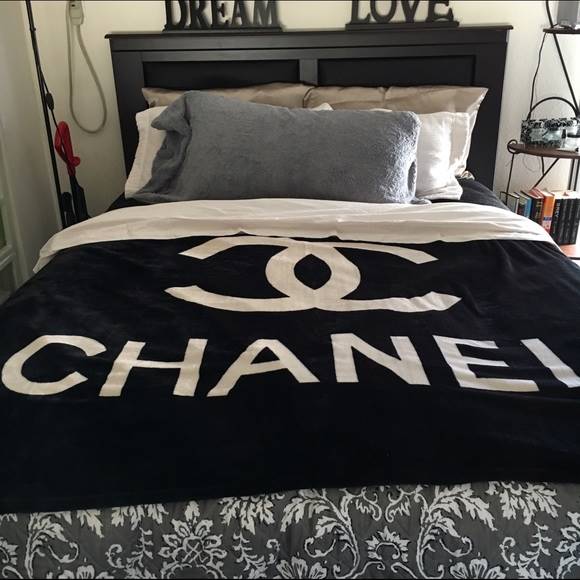 Item ที่สาวๆต้องมี สำหรับหนาวนี้ค้า! Chanel Blanket ผ้าห่มลายทูโทน Chanel สุดหรู ที่ Celebหลายคน ต้องถ่ายรูปโชว์! โดดเด่นด้วย ขนาดใหญ่ jumbo ห่มได้มากกว่า 2-3 คน เนื้อผ้า **ดีม๊ากกกกกก ขนนุ่มลื่นมือสุดๆ จะพกติดรถหรือมีติดเตียง ก้ควรมีไว้ครอบครอง ที่สุดคะ