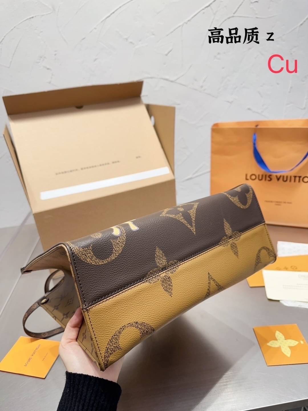 LV ONTHEGO Catogram Capsule Collection by Grace Coddington / LV CARRYALL TOTE กระเป๋าทรงโท้ทลายใหม่ น้องหมาน่ารัก น่าใช้ จุได้แบบจุกๆ ภายในโล่งกว้าง ภาพถ่ายจากงานจริง พร้อมส่ง