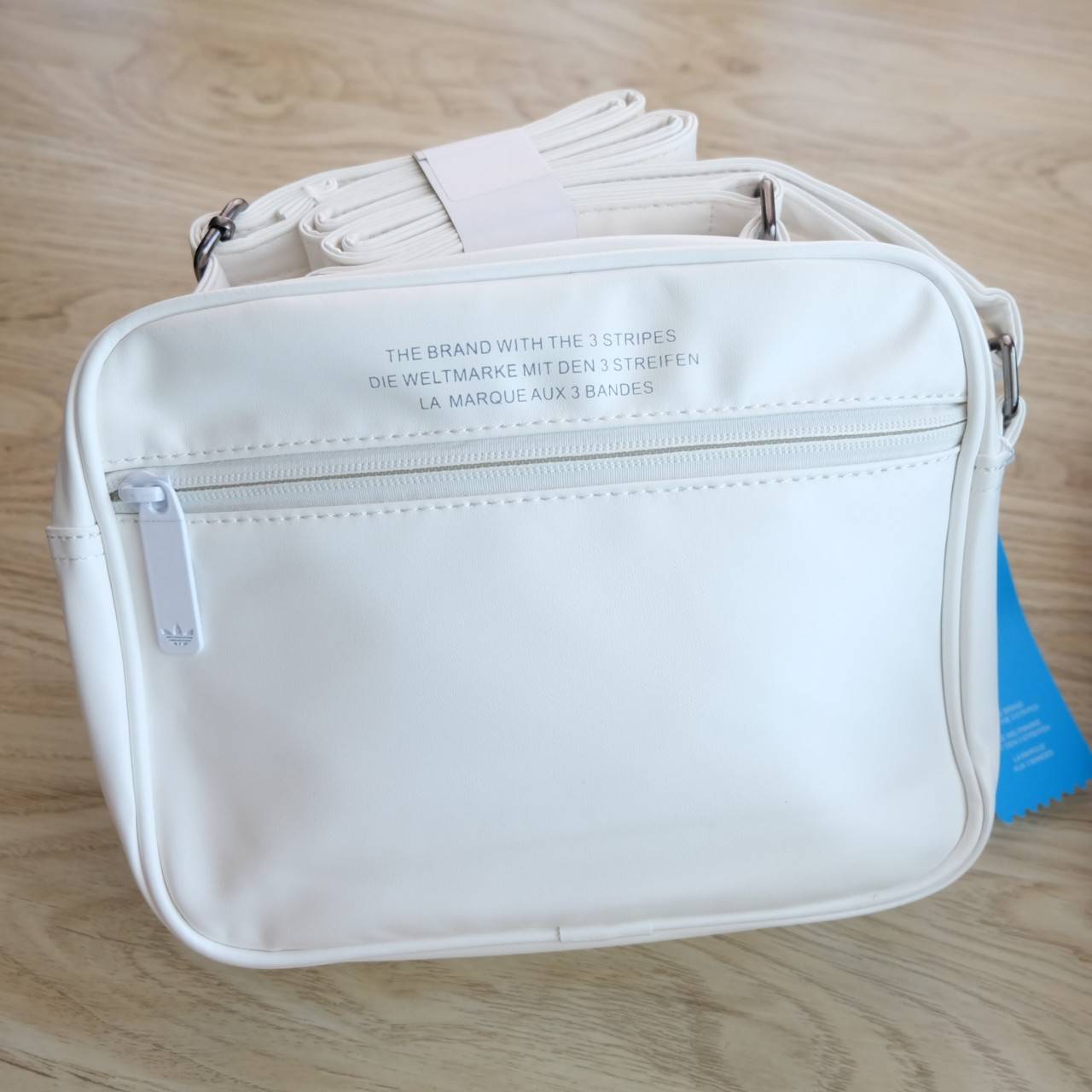 Adidas mini Airline bag กระเป๋าสะพายข้างแนว sport วัสดุด้านหน้าเนื้อ matte ผสมหนังนิ่มค่ะ น้ำหนักเบา ด้านหน้าประดับ ติดโลโก้แบรนด์ เปิดปิด กระเป๋าแบบซิป ภายในโล่ง ใส่ของจุพอประมาณค่ะ มีช่องซิปหนึ่งช่อง ด้านหลังมีอีก 1 ช่องซิป สายสะพายปรับได้ freesize ขนาด