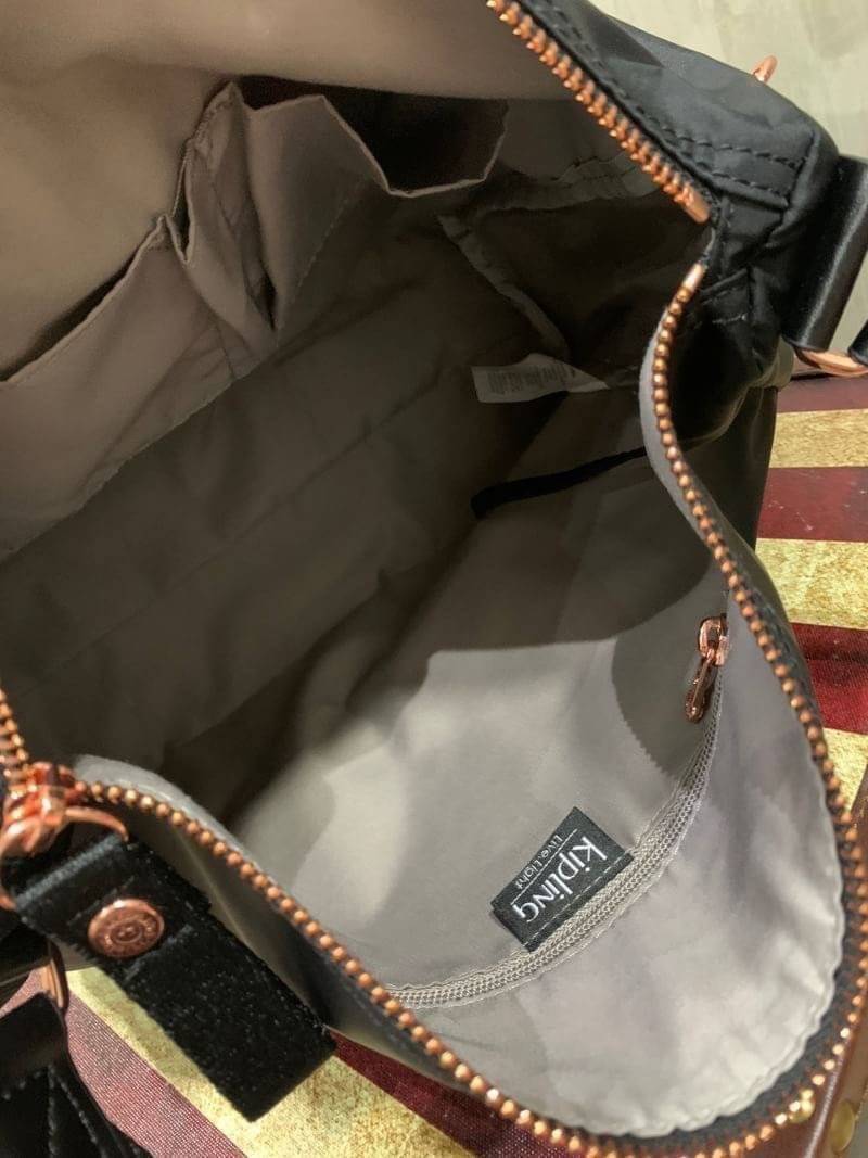 KIPLING ISMAY Medium Tote Bag with Side Pockets คอลเลคชั่นใหม่ล่าสุดจาก Paka Premium กระเป๋าถือหรือคล้องบ่าขนาดกลาง วัสดุ Polyester100% อะไหล่สีRose goldทั้งหมดรวมถึงเจ้าพวงกุญแจmonkeyและพู่หนังrubber เพิ่มความหรูหรา