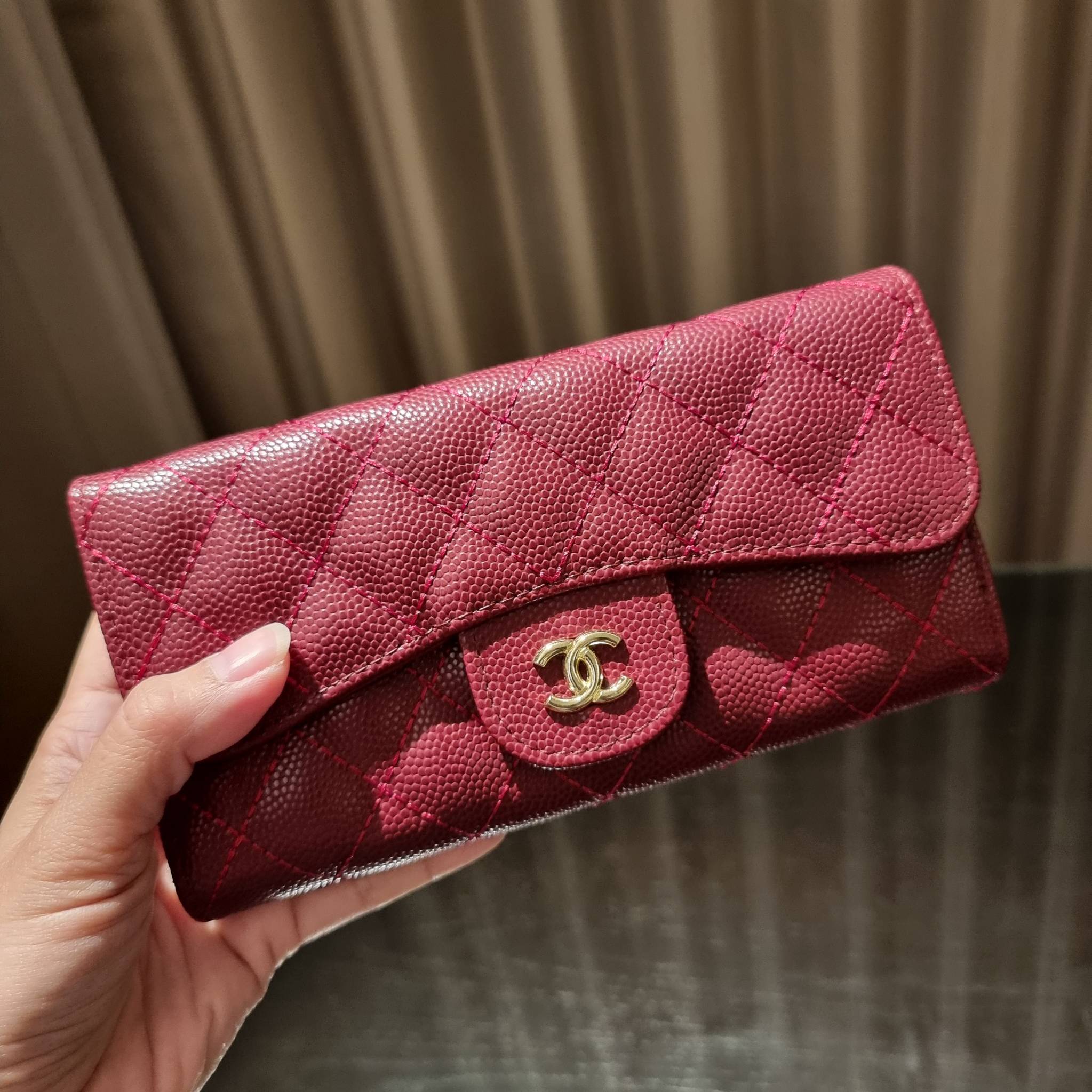 VIP 】กระเป๋าสตางค์ใบยาวรุ่นฝาพับที่ถามหากันมากที่สุด!! สวยรับทรัพย์จาก Chanel วัสดุหนังลายคาร์เวีย ลุคผู้ดีที่สุด เปิด-ปิดด้วยกระดุมแม่เหล็ก ภายในกระเป๋ามีช่องใส่บัตรได้เยอะ ใส่ธนบัตร ใส่เหรียญได้ มีช่องซิปแยกอีกหนึ่งช่อง ดีไซน์เรียบหรูดูคลาสสิค!! สาวๆห้า