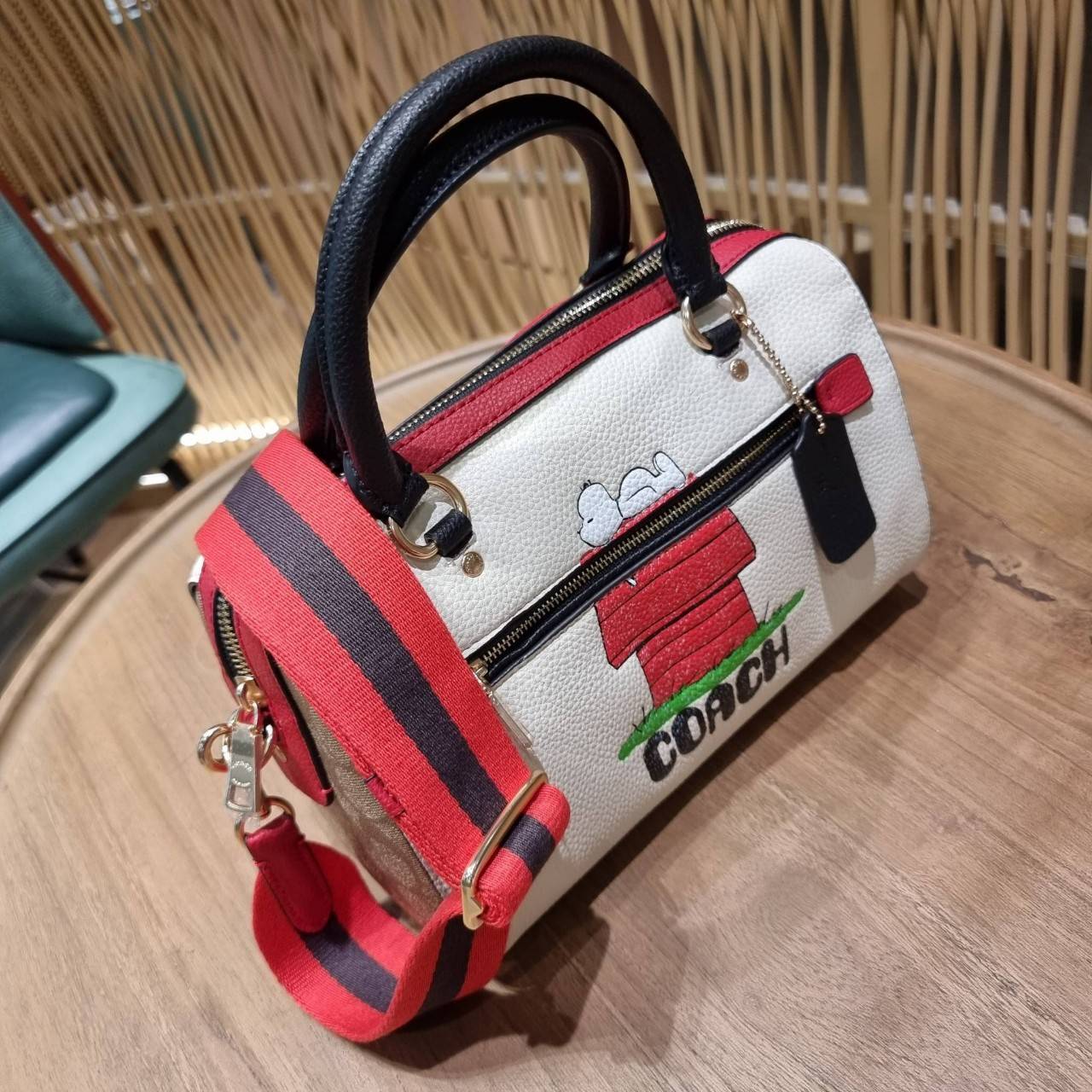 LIMITED EDITION💥 🌈สวย+คุณภาพ สินค้าต้องมีค่า Coach X Peanuts Rowan Satchel With Snoopy ((C6164)) พร้อมส่งที่ไทย ใหม่ล่าสุด ห้ามพลาดค่าา! สวยกันให้สุด กับกระเป๋าทรงหมอน ขนาดกลางกำลังดี หนังแท้นิ่ม ลายหนังสวยงามมากๆค่ะ 🔺ด้านหน้ามีโลโ