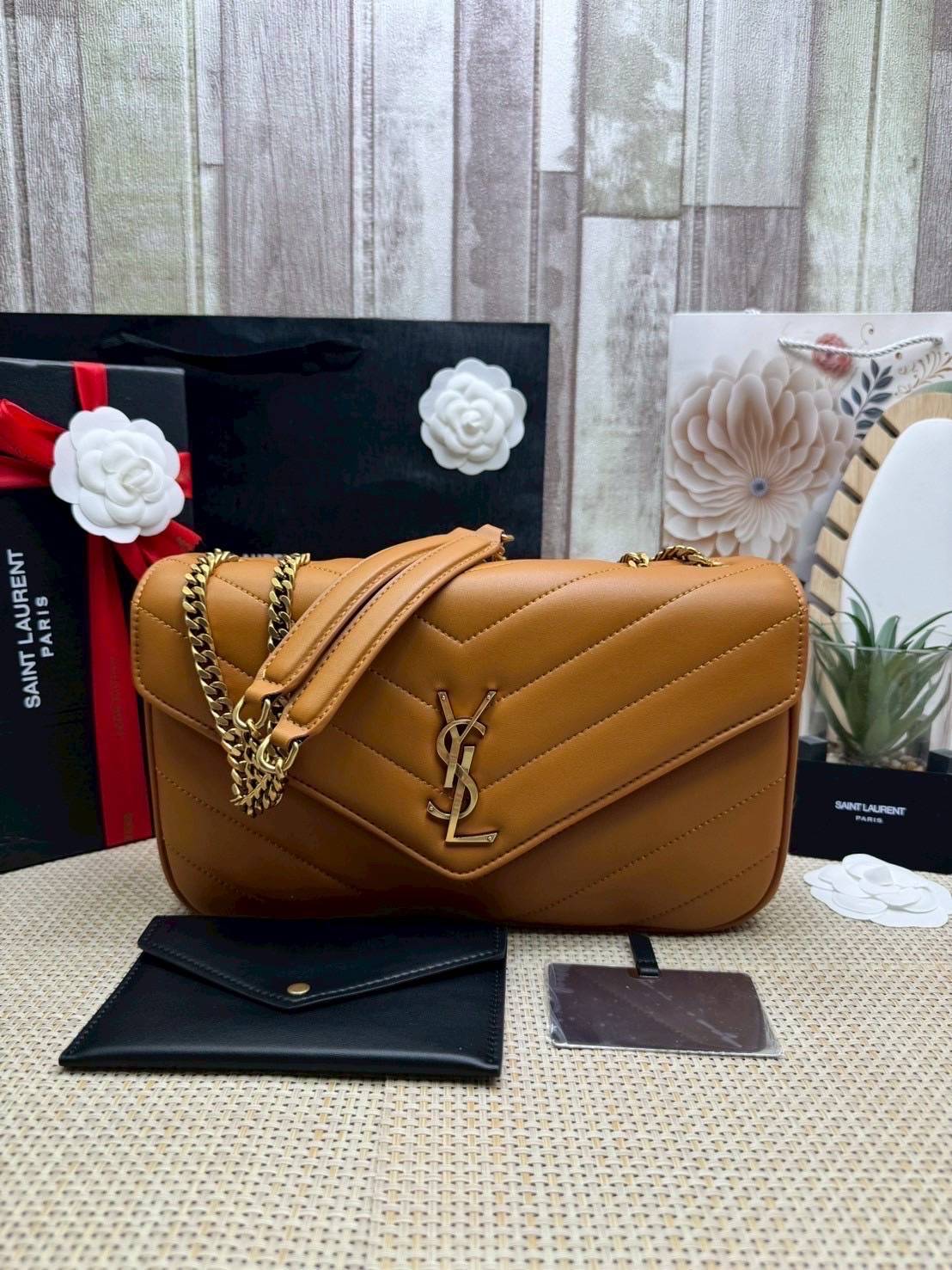 ORI หนังแท้ | 28cm YSL LOULOU medium in MATELASSÉ กระเป๋าสะพายสายโซ่าีทองหรูหรา งานหนังแท้เนื้อนุ่มตะเข็บเย็บลายเชฟรอนสวยหรูโดดเด่นเป็นเอกลักษณ์ 🤍 เกรดออริจินอล หนังแท้