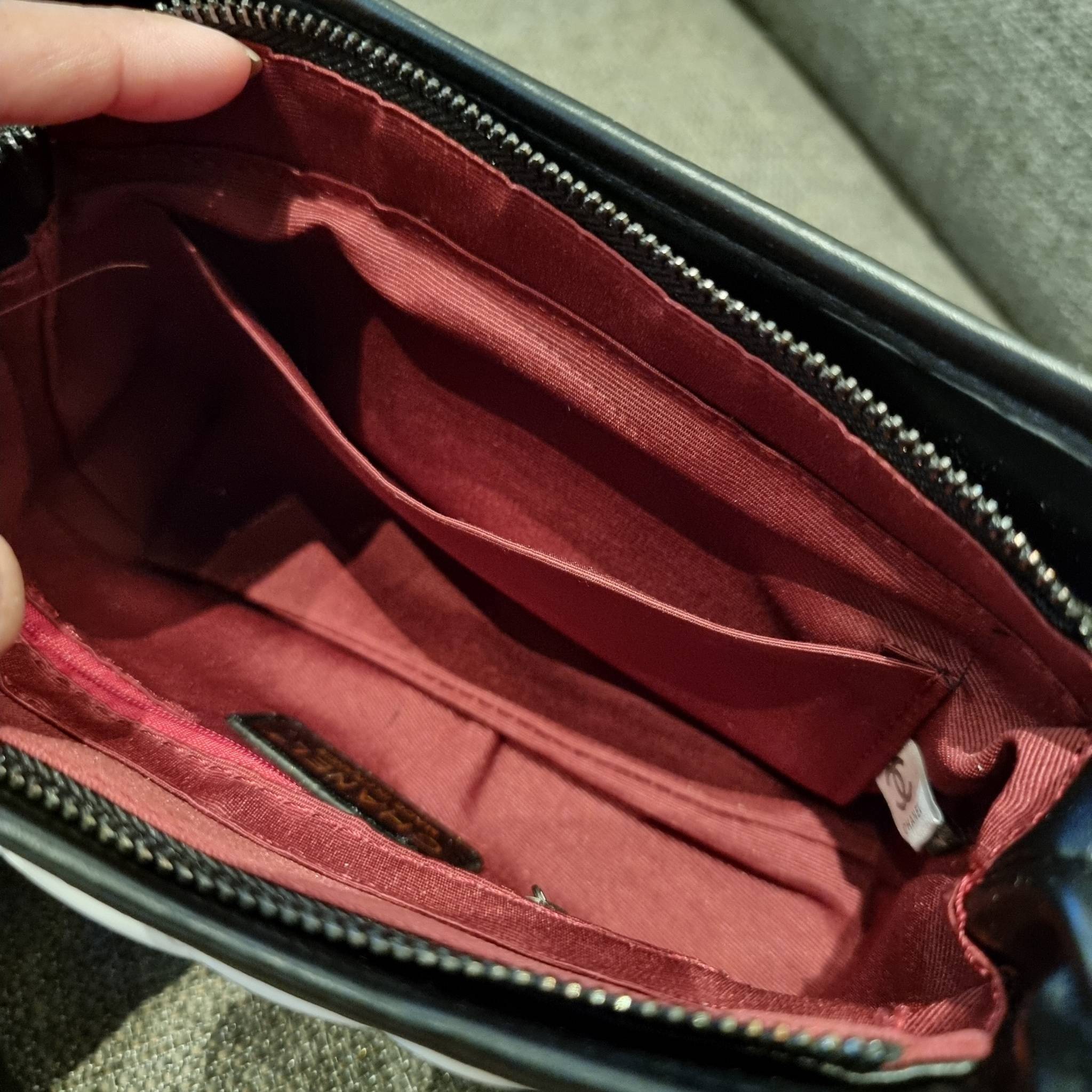 8" CHANEL SHOULDER BAG / CHANEL GABRIELLE HOBO BAG ไซส์คลาสสิค กระเป๋าสะพายข้าง/ไหล่ หนังสังเคราะห์ นิ่ม หรู มาพร้อมพวงกุญแจสัญลักษณ์แบรนด์ พิเศษ!! สายคล้อง jumbo font เพิ่มดีเทลความแพง อะไหล่พร้อมโซ่สะพายสีทองสลับสีเงินรมดำ สามารถสะพาย crossbody หรื