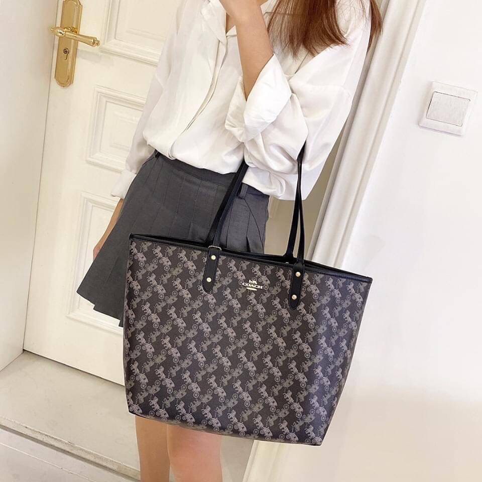COACH 91107 REVERSIBLE CITY TOTE WITH HORSE AND CARRIAGE PRINT ใช้ได้ 2 ด้าน 🔺ทรง Tote รุ่นแนะนำค่ะ!! วัสดุ pvc อย่างดี นิ่มยวบตัวสวย ลายรถม้าทั้งใบค่ะ (ในไทยหายากค่ะลายนี้) 📌สามารถใช้ได้ทั้งด้านในและด้านนอกนะคะ สวยทั้ง2ด้านเลยทีเดียว เป็น