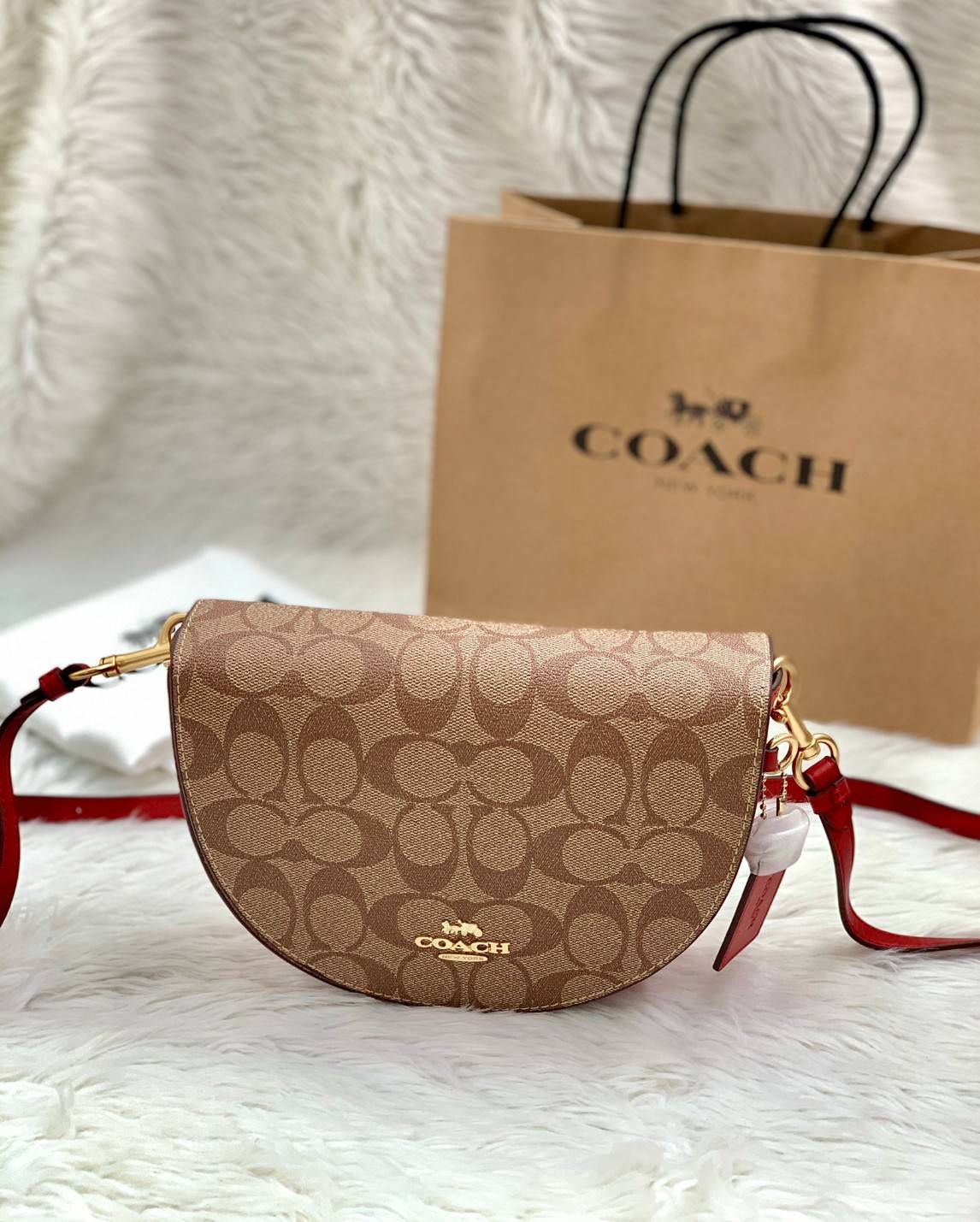 พร้อมส่งที่ไทยครบทั้ง6สีค่ะ 😘 Coach Ellen Crossbody In Signature ((C1432)) กระเป๋าทรงฮาฟมูนรูปทรงคลาสสิก ออกแบบให้มีลักษณะโค้งมน ไม่ดูเป็นทรงแข็งจนเกินไป ดีไซน์และสีของกระเป๋ายังเรียบง่าย เข้าได้กับทุกชุด สะพายครอสบอดี้ร์//สะพายข้าง หรือถือแบบคลัท