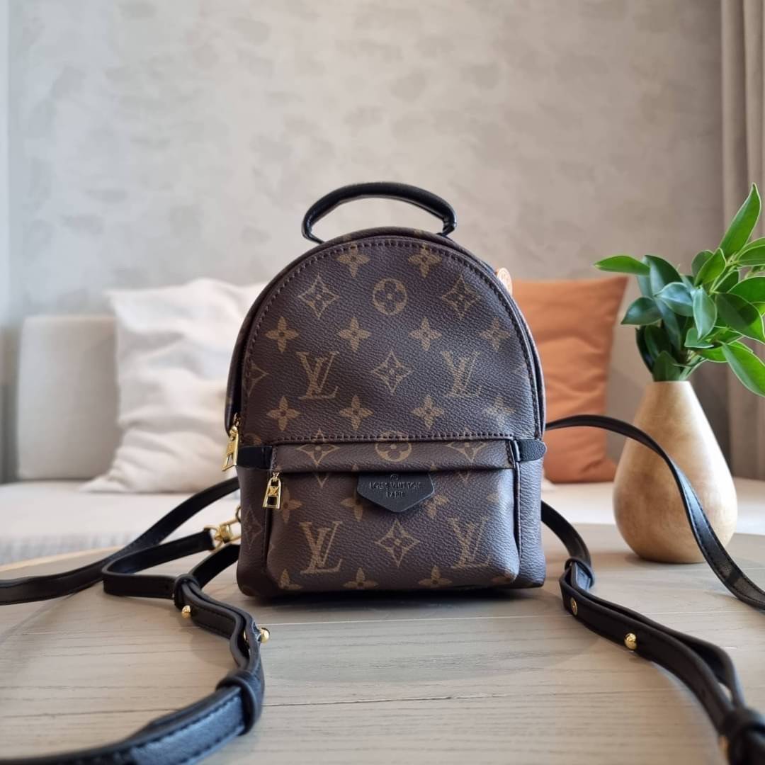 LV Backpack Size Mini | สายสะพายเล็ก ถอดได้ LV palm springs New in!! เข้าแล้วกับไอเท็มยอดฮิต หรูหราพร้อม box set สุดสวย ที่สุดของความคุ้มค่า LV palm springs กระเป๋าแบ็คแพ็ค มาให้เลือก 2 ไซส์ ขายดี วัสดุหนังแคนวาสคุณภาพดี มีช่องซิปแบ่งสัดส่วน ใบเล็กสายวะพา