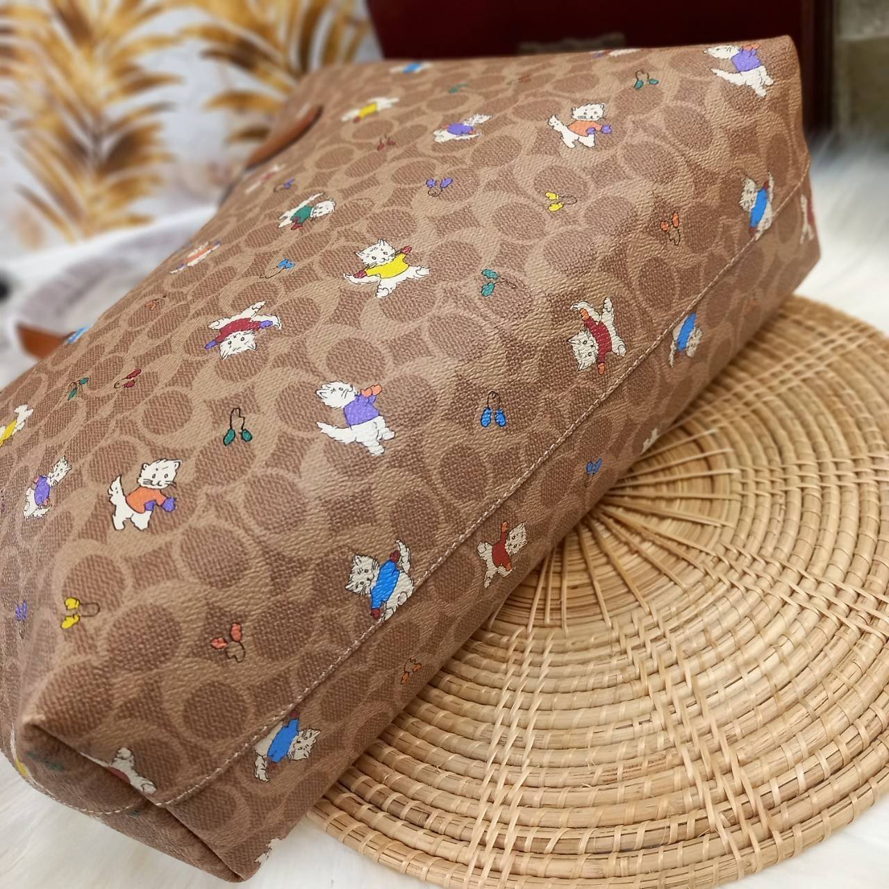 COACH HIGHLINE TOTE IN SIGNATURE CANVAS WITH KITTENS PRINT (C6591)💥กระเป๋าทรง TOTE ที่สมบูรณ์แบบที่สุดอีกรุ่น สวยและเรียบง่าย แต่ไม่ทิ้งความหรูหรา คลาสสิค// กระเป๋าถือ กระเป๋าสะพาย ที่มีความจุเข้าขั้นอลังการ วันไหนๆ ก็เอาอยู่สบายมาก// วัสดุหนังแคน