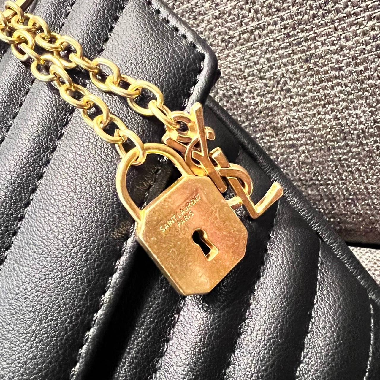 Yves Saint laurent crossbody boutique vip bag กระเป๋าสะพายไหล่ ดีไซน์ทรงสวยหรู พิเศษ แถมฟรี พวงกุญแจห้อยอะไหล่สีทอง ดูแพงไปหมดจริงๆไอเท็มนี้ วัสดุหนังสังเคราะห์ เปิด-ปิดด้วยกระดุมแม่เหล็ก ภายในโล่งกว้าง มาพร้อมหูจับในตัว และสายสะพายครอสบอดี้ที่สามารถถอดออ