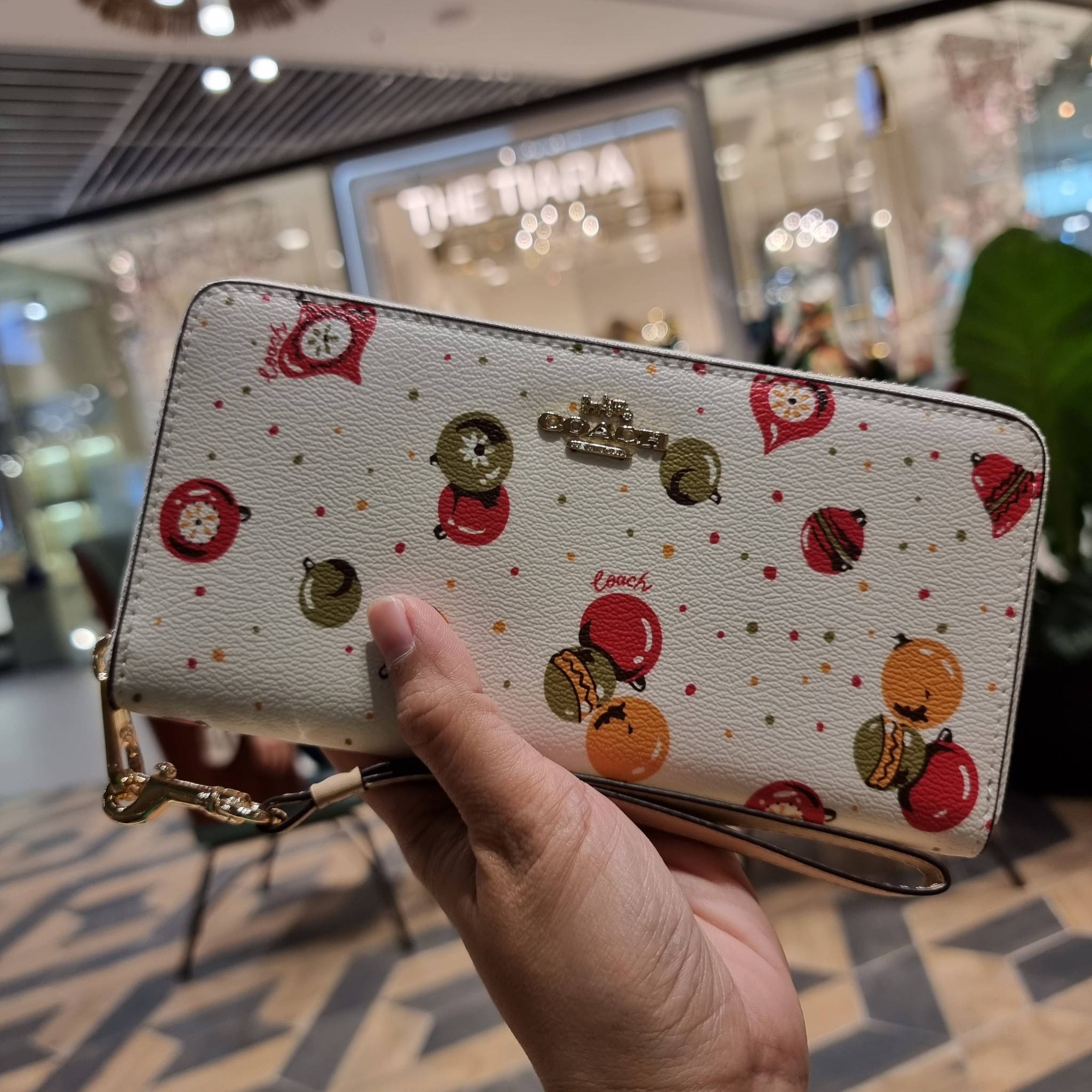 COACH C7410 LONG ZIP AROUND WALLET WITH ORNAMENT PRINT ความสวยต้องส่งต่อ!! คอลเลคชั่นใหม่ 2IN1 คุ้มค่าแบบที่สุด กระเป๋าสตางค์กึ่งคล้องมือ ดีไซน์ลวดลายสดใส น่ารักน่าใช้ คลาสสิคใช้ง่าย ไม่มีเบื่อ วัสดุหนังแคนวาสเคลือบลาย มาพร้อมสายคล้องมือ ถอดออกได้ ภายในใส