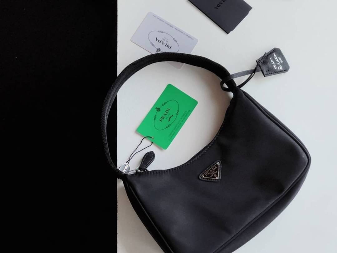 PRADA Nylon Mini Bag รุ่นใหม่แนะนำ!! พร้อมส่งครบ4สี รุ่นขายดีในตำนานค่ะ PRADA NYLON HANDBAGS ขนาดกะทัดรัด **อะไหล่เงิน วัสดุทำจากผ้าNylon อย่างหนา อยู่ทรง กันน้ำได้ หายห่วงคะ ด้านหน้ามีโลโก้แบรนด์ เปิดปิดด้วยซิป มาพร้อมสายผ้า ไม่สามา