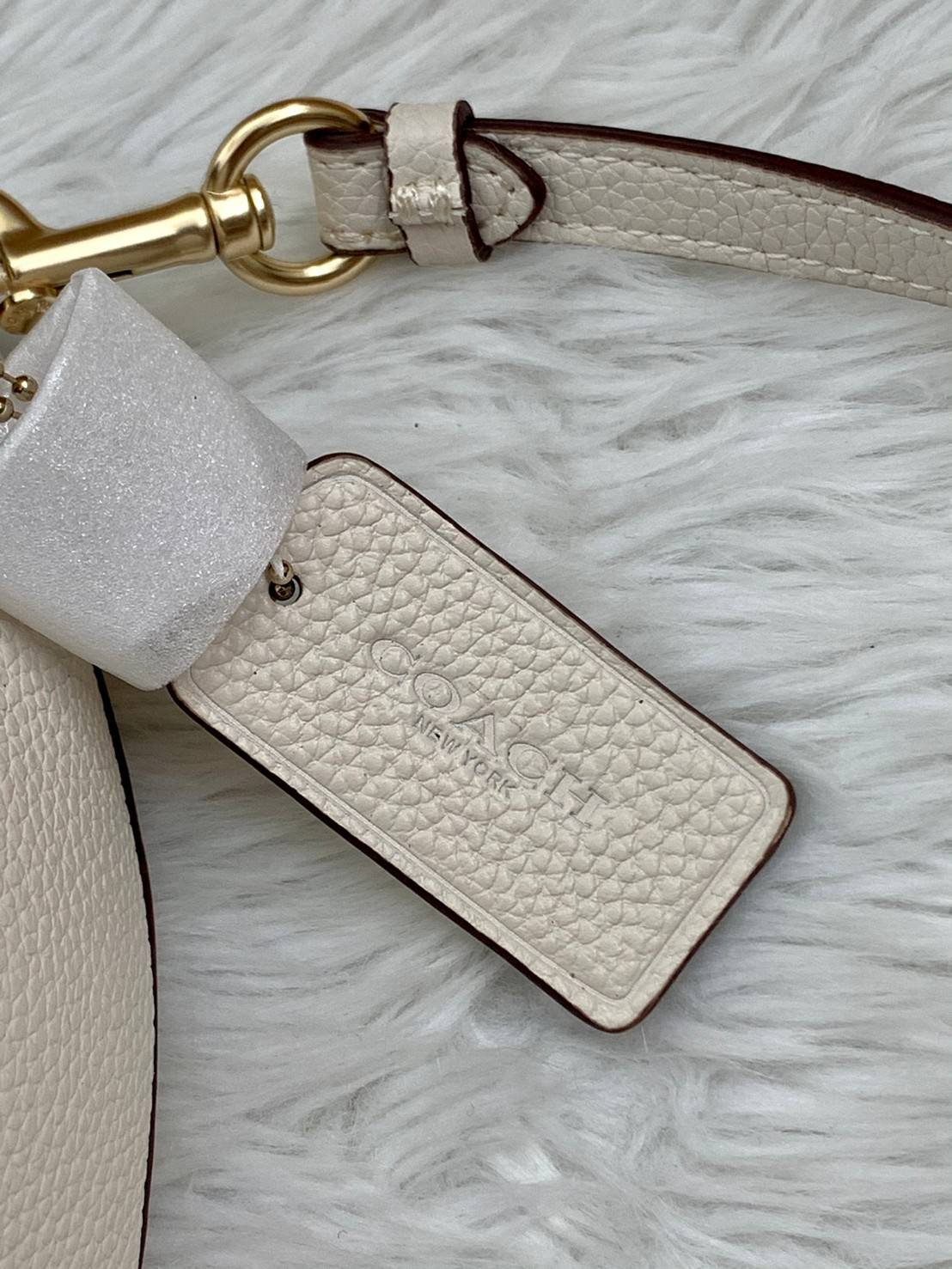 พร้อมส่งที่ไทยครบทั้ง6สีค่ะ 😘 Coach Ellen Crossbody In Signature ((C1432)) กระเป๋าทรงฮาฟมูนรูปทรงคลาสสิก ออกแบบให้มีลักษณะโค้งมน ไม่ดูเป็นทรงแข็งจนเกินไป ดีไซน์และสีของกระเป๋ายังเรียบง่าย เข้าได้กับทุกชุด สะพายครอสบอดี้ร์//สะพายข้าง หรือถือแบบคลัท