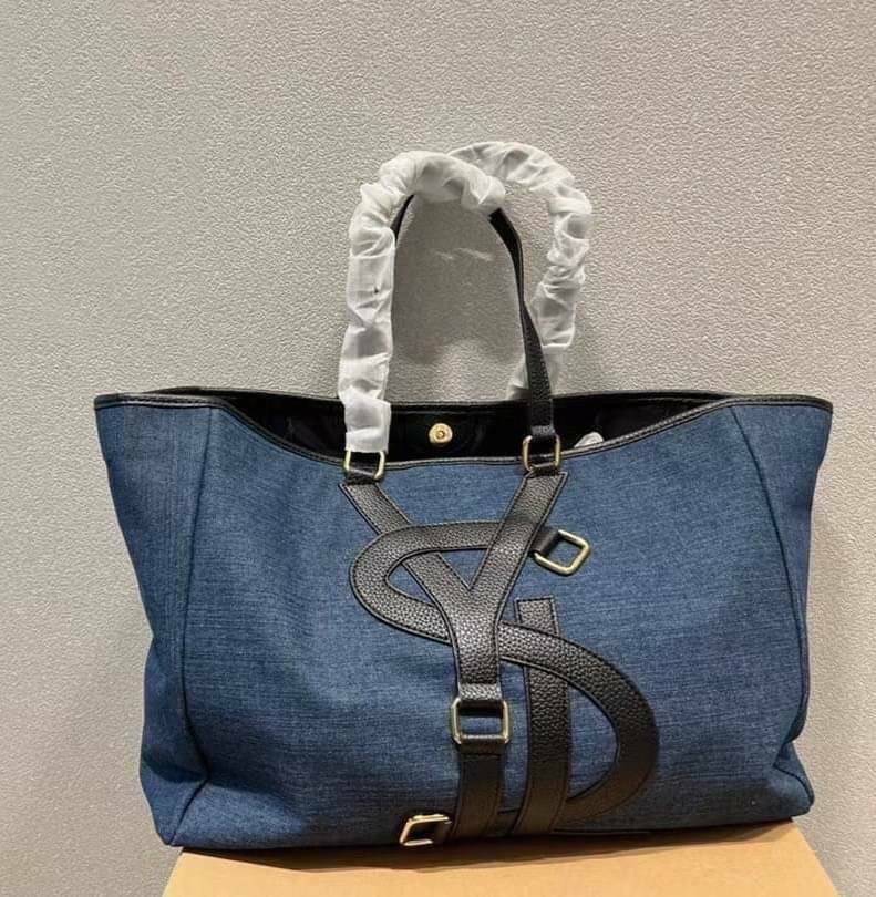 YSL Vavin Tote in Denim Classic 16" / YSL SHOPPING E/W IN SUPPLE LEATHER รุ่นเดนิม กระเป๋าทรงโท้ทใบใหญ่ หน้าโลโก้ใหญ่โดดเด่น ช่องกว้างใช้งานง่าย ภายในโล่งกว้างมาก ใส่ของได้สบาย หิ้วไปเที่ยวต่างจังหวัด สะพายไปต่างประเทศตามใจ!! เลิศตรงที่ดีไซน์ใบนี้เป็