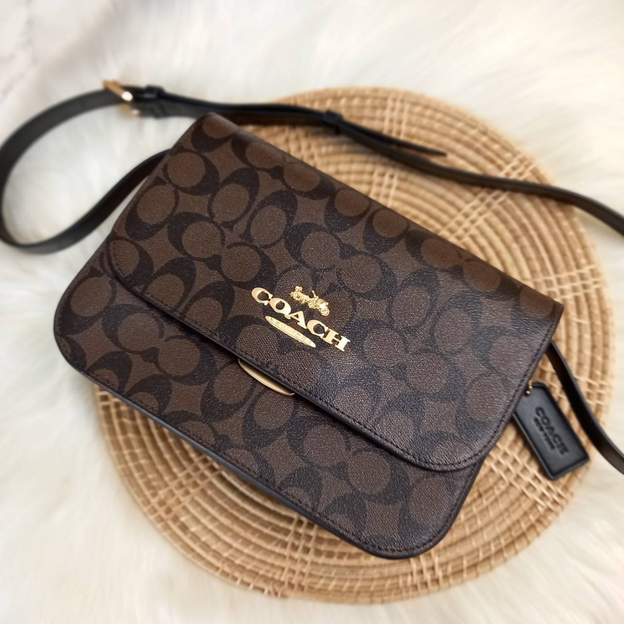 COACH BRYNN FLAP CROSSBODY IN SIGNATURE CANVAS (COACH C5633)🍁สวยหรู ทะลุ เกินเบอร์มาก//กระเป๋าสะพายข้าง หรือจะถือเป็นครัชก็เก๋แบบเลิศๆ>> มีสายยาวถอดได้ ปรับระดับได้ //วัสดุหนังแคนวาส ตกแต่งดีเทลหรูด้วยหนังแท้ และอะไหล่สีทอง งานสวย คมกริบ //เ