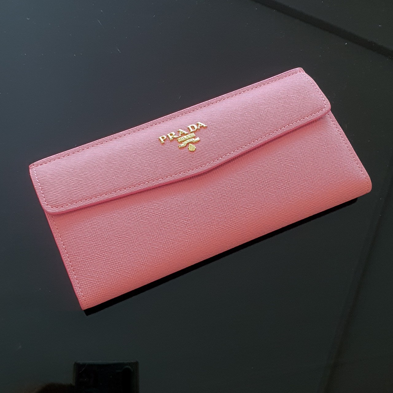 PRADA LONG WALLET กระเป๋าสตางค์รับทรัพย์ ทรงหรู จากแบรนด์ PRADA ลายหนัง SAFFIANO มีช่องใส่บัตร ถึง 12 ช่อง และช่องซิปใส่ของจุกจิกได้ น้ำหนักเบา จับถนัดมือ ขนาดกำลังดีคะ ถือแล้วดูดี อะไหล่ทองสุดหรู ใช้แล้วสวยแน่นอนค้า
