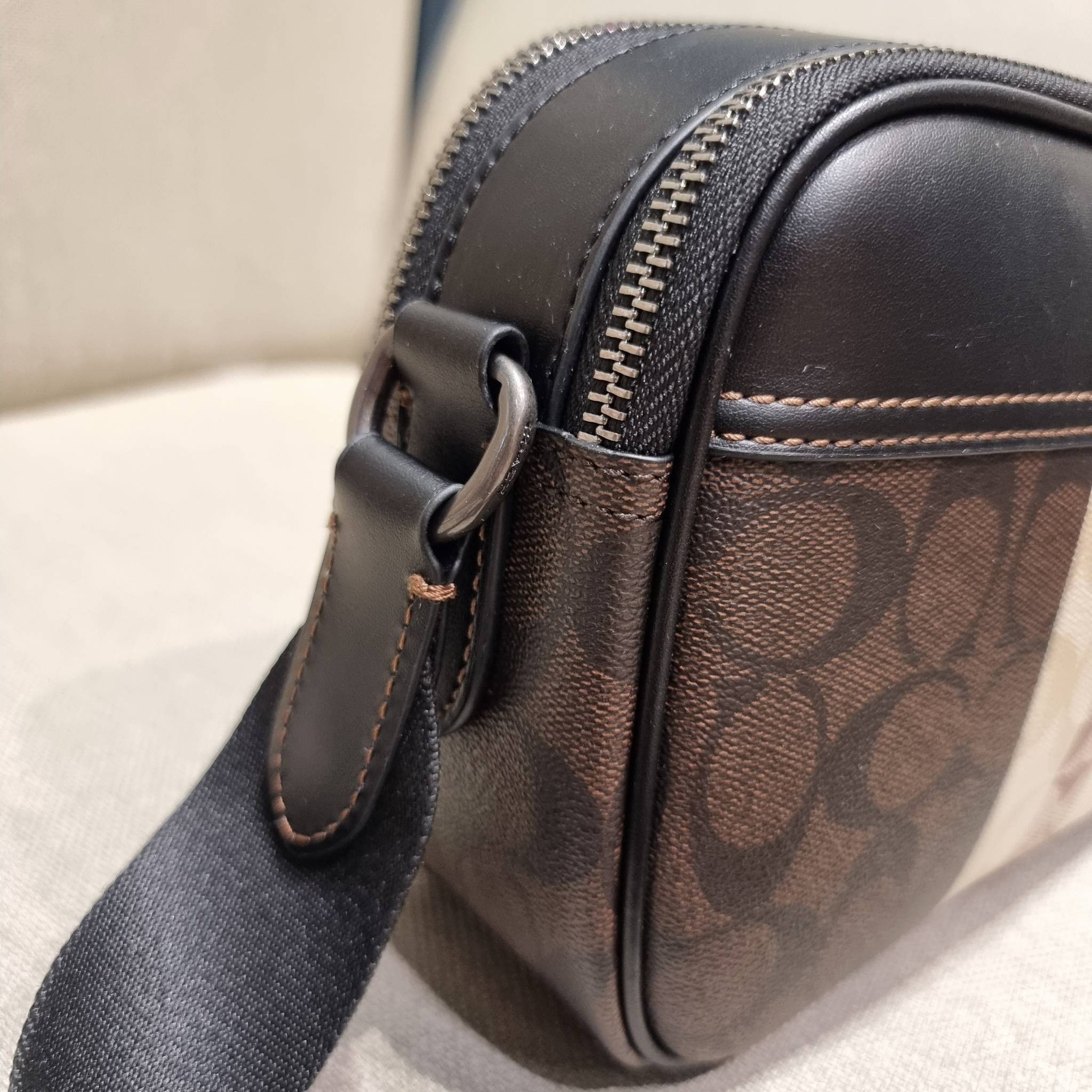 COACH GRAHAM CROSSBODY IN BLOCKED SIGNATURE CANVAS WITH VARSITY STRIPE C9965 อีกหนึ่งกระเป๋าครอสบอดี้รุ่นยอดฮิตสำหรับหนุ่มๆ ที่สาวๆก็ใช้ได้!! ดีไซน์ใหม่เพิ่มดีเทลความแพงไปอีก รูปทรงคลาสสิค ใช้งานสะดวก ง่ายต่อชีวิต วัสดุหนังแคนวาสเคลือบลายสลับหนังแท้ ด้านห