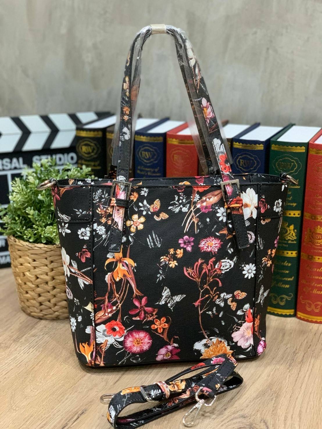 GUESS Women's Medium Floral Tote Bag กระเป๋าถือ คล้องไหล่หรือสะพาย ขนาดกลาง วัสดุหนังpu ลายดอกไม้ชนิดต่างๆรอบใบ เปิดปิดใช้งานด้วยซิปเดียวด้านบน ภายในมีกว้างใส่กระเป๋าสตาวค์ยาว มินิไอแพคได้ หูจับและสายสะพายปรับระดับได้ มาพร้อมกุญแจโลโก้guess สวยน่ารัก