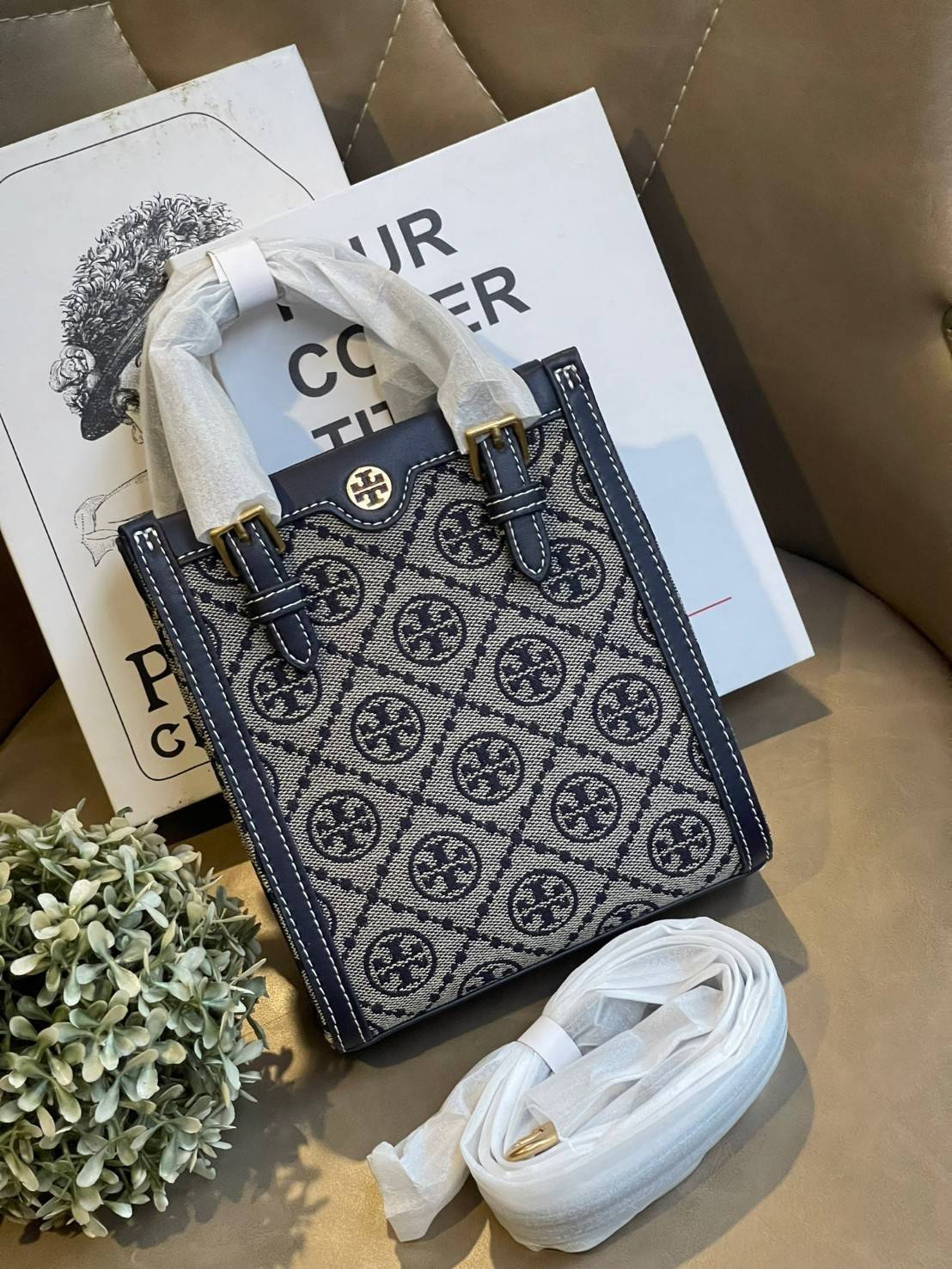 Tory burch t monogram jacquard mini tote ลวดลายT monogram ด้วยโลโก้สุดไอคอนนิคของแบรนด์ โดดเด่นด้วยกราฟฟิคและดีไซน์ ออกมาในหลายรูปแบบหลายคอลเลคชั่น แต่ละคอลเลคชั่นสวยหรูไม่แพ้กัน ทรงมินิโท้ท ขนาดกำลังดี ใช้งานง่าย ก็เป็นอีกหนึ่งรุ่นที่ทันยุคทันสมัยที่สาวๆ