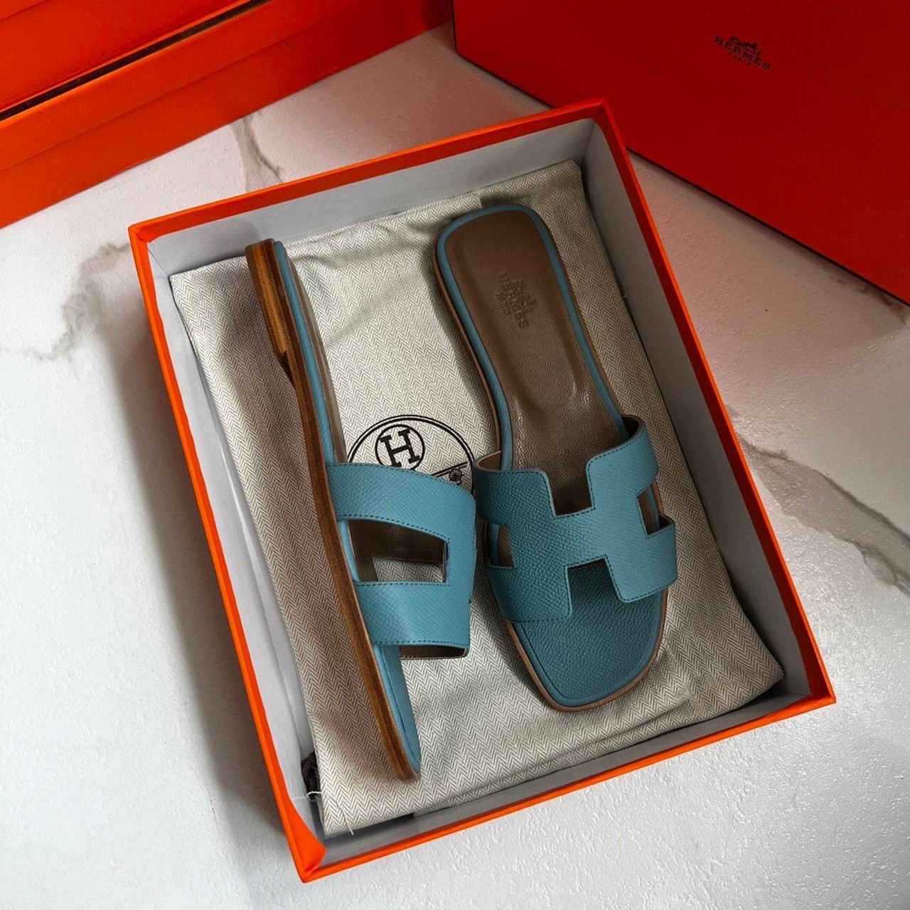 หนังแท้ Hermes sandal Epsom leather รองเท้าแตะงานสั่งตัตใช้สลับแท้ เกรดออริจินอล 1:1 เกรดเหมือนสุด มี series code ทุกคู่ งานตัดเย็บปราณีตละเอียด ใส่สบาย ไม่ลื่น ใช้ทนนาน เกรดนี้คุ้มมาก ไม่ผิดหวังค่ะ ภาพสินค้าถ่ายจากงานขายจริง ใช้งานต่างประเทศได้