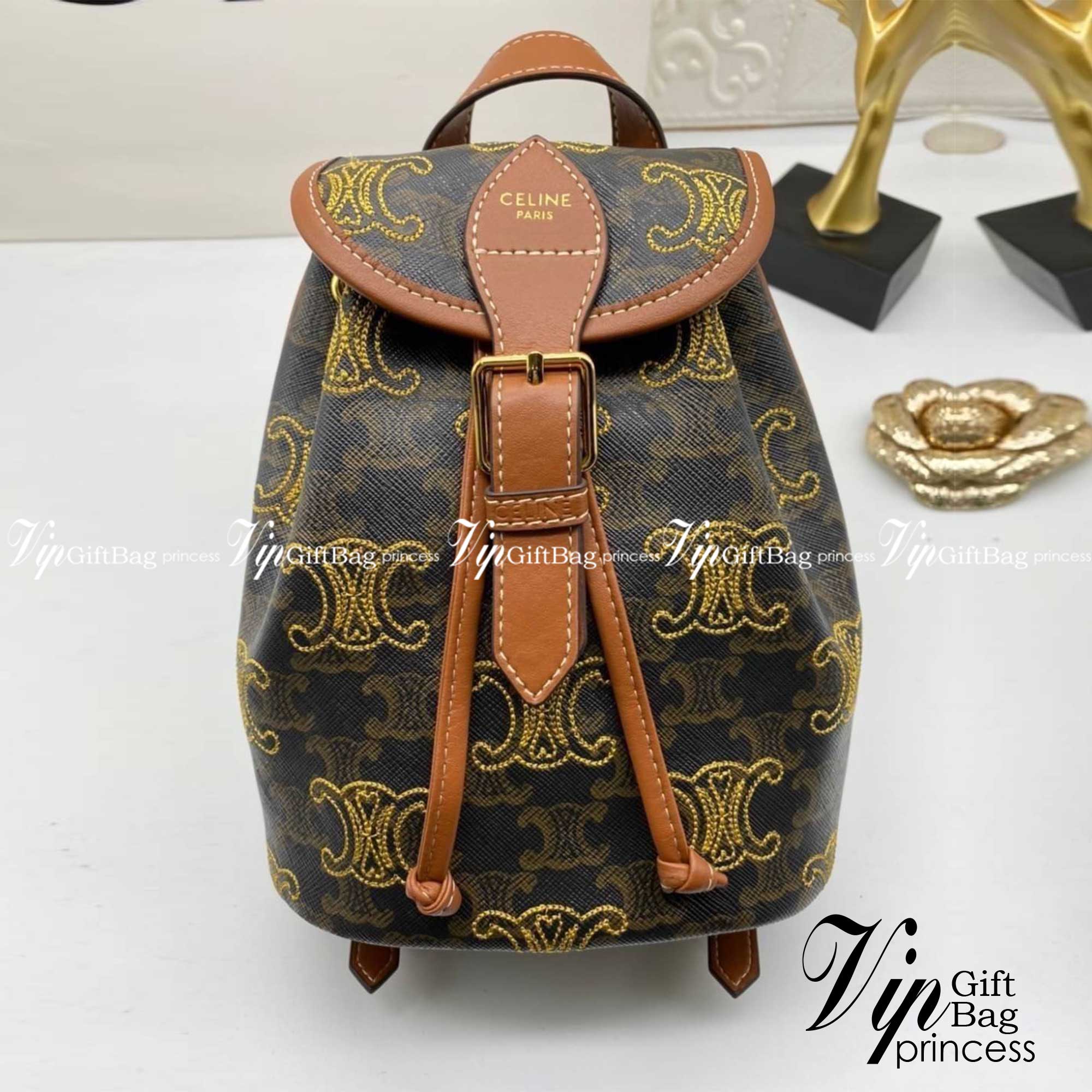 Celine Backpack / CELINE MINI BACKPACK FOLCO in TRIOMPHE CANVAS WITH TRIOMPHE HEART EMBROIDERY มินิเป้เซลีน คอลเลคชั่นสุดคูล โลโก้ลายปัก ดีเทลเดินด้ายรูปหัวใจ คละรอบใบ อีกหนึ่งไอเท็มที่ขาดไม่ได้ สำหรับสาวๆที่ต้องการ การใช้งานอย่างคล่องตัว และใส่สิ่งของได้