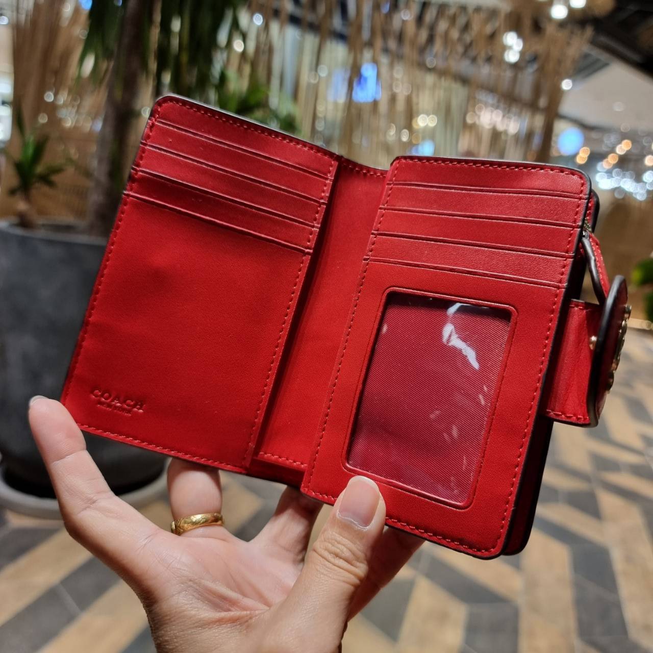 COACH C4117 MEDIUM CORNER ZIP WALLET IN SIGNATURE CANVAS WITH APPLE PRINT ดีไซน์ใหม่ล่าสุด!! คอลเลคชั่นลายพริ้นท์แอปเปิ้ลแดงโดดเด่นบนพื้นลายซิกเนเจอร์ เพิ่มลูกเล่นให้กระเป๋าสตางค์ของคุณ กระเป๋าสตางค์ใบกลาง ขนาดกำลังเหมาะมือ วัสดุหนังแคนวาส ดูแลรักษาง่าย ม