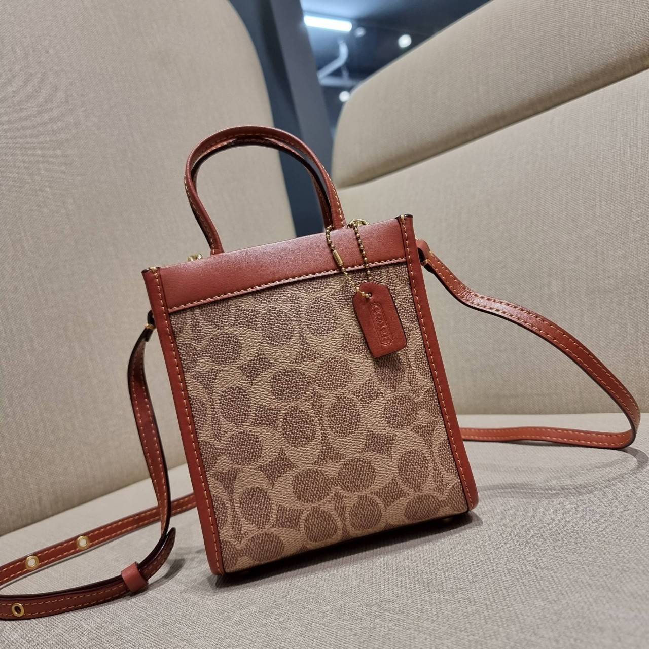 COACH C5277 MINI CASHIN TOTE IN SIGNATURE CANVAS กระป๋าสะพายข้างไซส์มินิ ไอเท็มหายาก!! ที่น่ารักที่สุด!! น่าใช้ไม่อยากวาง!! ยกให้น้องสาวใบนี้จริงๆ ดีไซน์รูปทรงโท้ทคลาสสิค วัสดุหนังแคนวาสสลับหนังแท้ มีหูจับในตัวและสายสะพายข้าง ปากกระเป๋ามีสายหนังแถบแม่เหล็