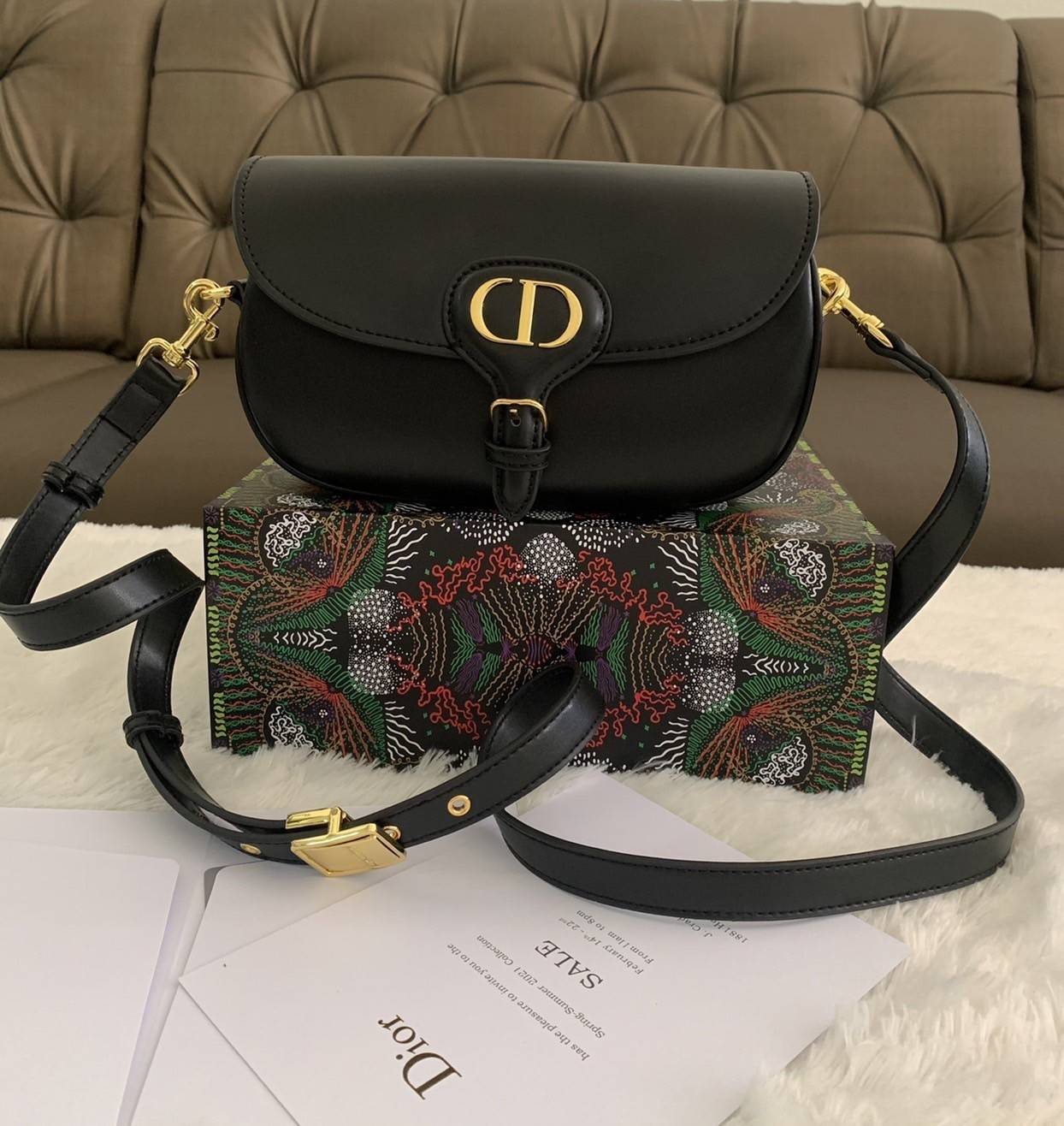 DIOR BOBBY EAST-WEST BAG (GWP) พรีเมี่ยมกิ้ฟ Limited Edition กระเป๋าสะพายขนาดกระทัดรัด น่ารักมากมาย วัสดุหนังแท้ (Calfskin) อะไหล่ทอง ตกแต่งด้านหน้ากระเป๋าแบบหัวเข็มขัด ประดับโลโก้ CD ด้านหลังสกรีนตัวอักษร "30 MONTAIGNE" มีช่องสำหรับเก็บของหนึ่ง