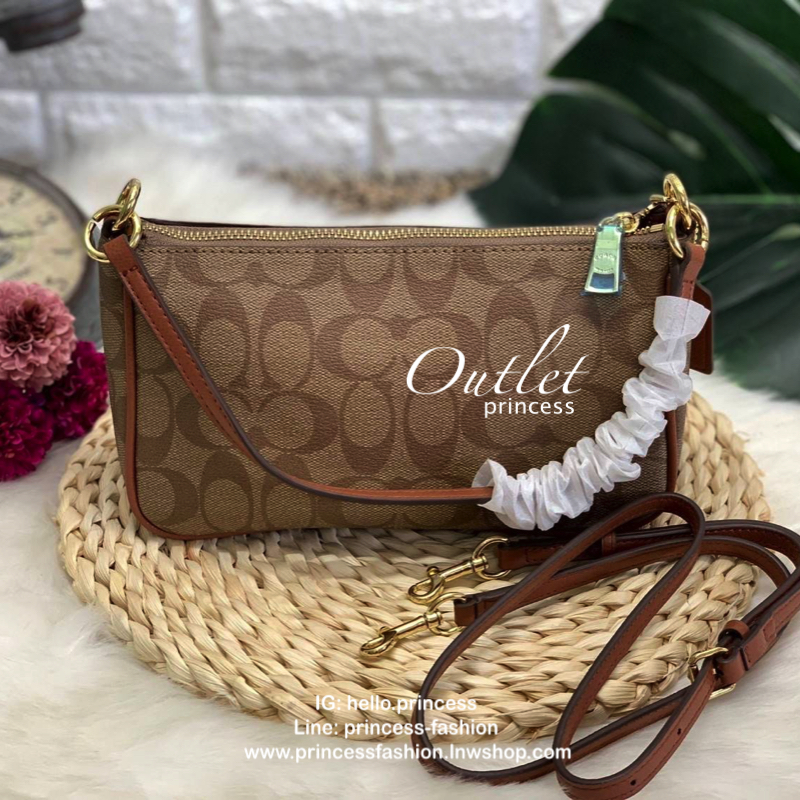 Coach signature crossbody bag กระเป๋าสะพาย size mini วัสดุ pu. ลาย signature เปิดปิดด้วยซิป ด้านในโล่ง ใส่ wallet ยาว, มือถือได้ทุกรุ่น ด้านหลังสกรีนลายน่ารัก พร้อมสายสะพาย 2 เส้น แบบสั้นสะพายไหล่ และแบบยาว crossbody ถอด ปรับได้ค่ะ