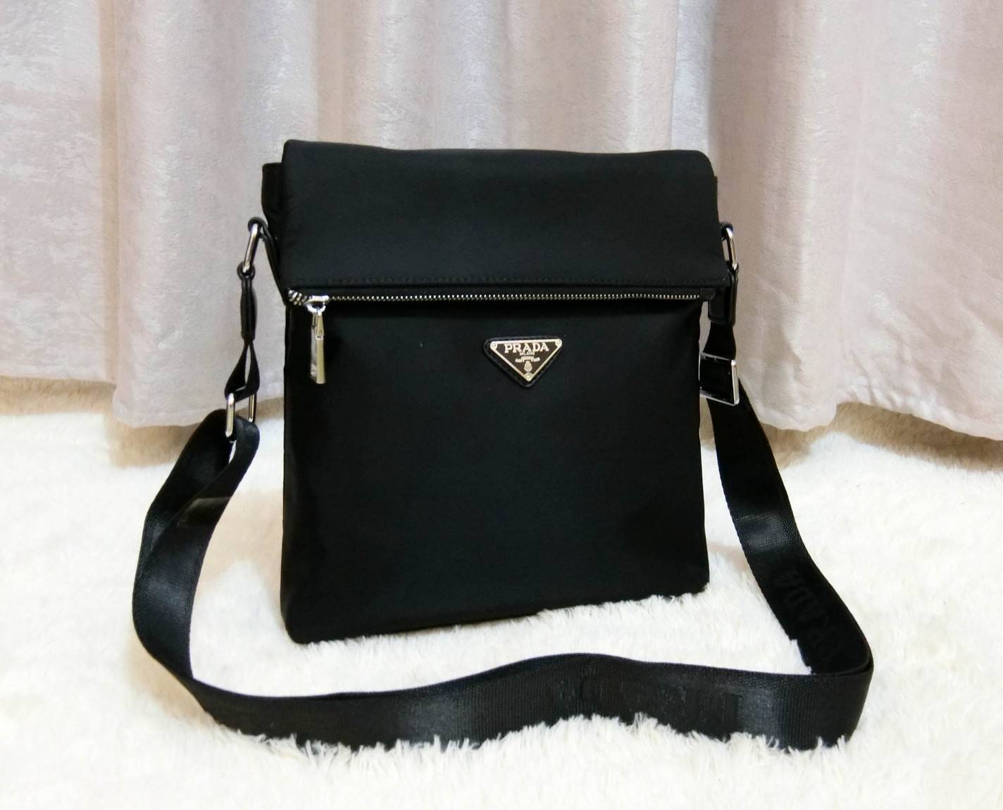 Prada messenger bag Limited edition กระเป๋าอเนกประสงค์ วัสดุ Nylon ขนาดกำลังดี ตัวกระเป๋าน้ำหนักเบา ด้านหน้ามีช่องซิป เป็นฝากระเป๋า เปิด/ปิดด้วยแม่เหล็กดูด ด้านในโล่งกว้าง ใส่ iPad มีช่องซิป 1 ช่อง และช่องใส่ของจุกจิก ด้านหลัง มีช่องซิปอีก1ช่อง อะไหล่สีเง