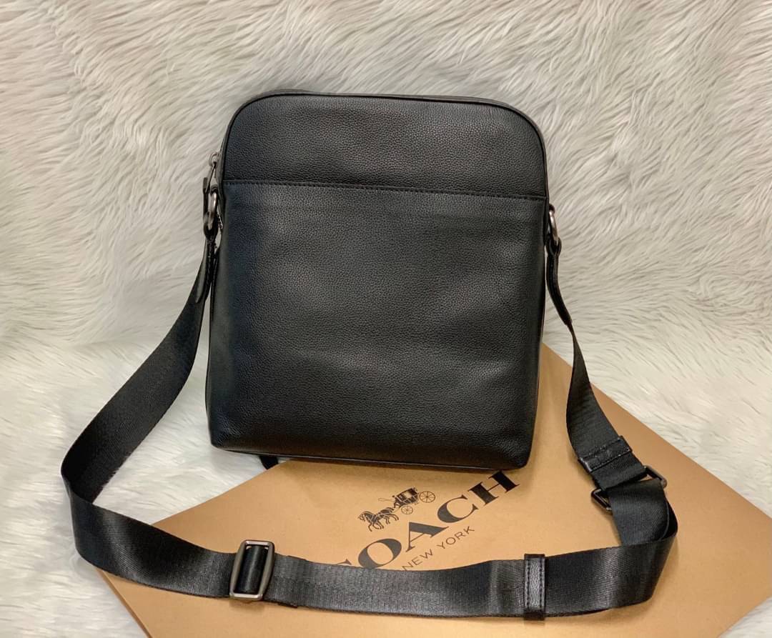 COACH HOUSTON FLIGHT BAG Calf Leather Black Smooth calf leather พร้อมส่งอีกครั้ง! กระเป๋าสะพายแบบครอสบอดี้ร์ของคุณผู้ชาย หนังแท้ ลายหนังสวย ด้านหน้ามีช่องซิปให้หนึ่งช่อง ช่องหลักกว้างใส่สัมภาระได้จุค่ะ พร้อมช่องเล็กใส่ของจุกจิกอีก3ช่องค่ะ สายสะพาย