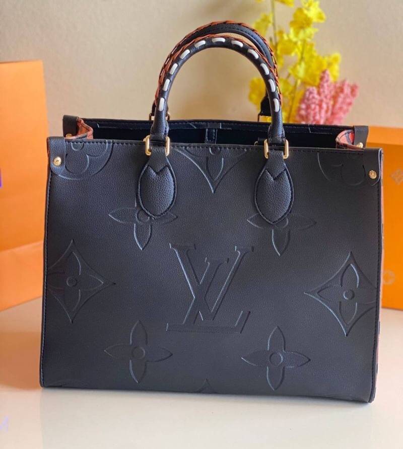 VIP GIFT 】Louis Vuitton Onthego Wild At Heart Capsule Jungle Limited Edition Black Empreinte Leather Tote มาพร้อมส่งที่ไทย! จัดก่อนสินค้าหมดค่ะ! กระเป๋าทรง Tote ใบใหญ่จุใจ จุของได้เยอะมากแม่ สีสวยลงตัวสวยงาม เพิ่มกิมมิกด้านข้างลวดลาย Capsule Jungle เก๋มาก