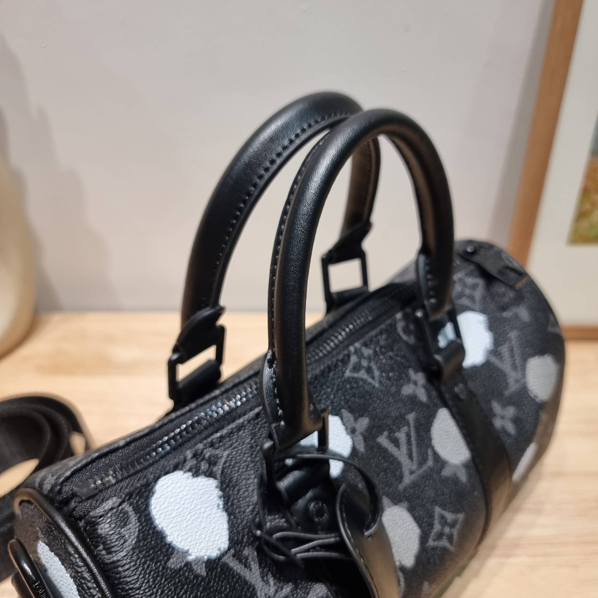 LV x YK KEEPALL BANDOULIERE 25 BAG ย่อส่วนความเท่ให้สะดวกกับชีวิตประจำวัน กับกระเป๋าสะพาย ทรงกระเป๋าเดินทางสุดคลาสสิค ด้วยดีเทลความเป็นเอกลักษณ์ เรียบแต่หรู