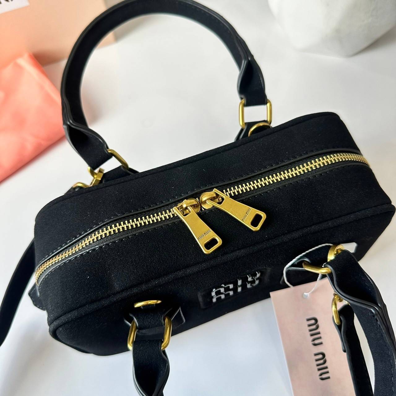 MIU MIU Arcadie padded suede top-handle bag กระเป๋าถือ/สะพาย คอลใหม่ล่าสุด รุ่นฮอทดีไซน์เหลี่ยม งานกำมะหยี่หนังกลับสวยละมุน น่ารักน่าใช้มากค่ะ