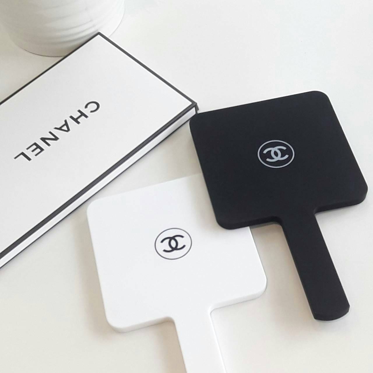 มีกระจกดีดีสักชิ้น ไว้พกติดตัวกันหรือยังคะสาวๆ? ทางร้านขอแนะนำ Chanel xoxo mirror กระจกแบบถือ ของสมนาคุณ จากแบรนด์ เครื่องสำอางค์ Chanel ตัวกระจกมีขนาดกะรัด ถือง่าย พกพาสะดวก ด้านนอกผิวลื่นเคลือบด้านสบายมือ ปั้มโลโก้แบรนด์ ด้านในเป็นกระจกใส จะส่องกี่ครั้ง