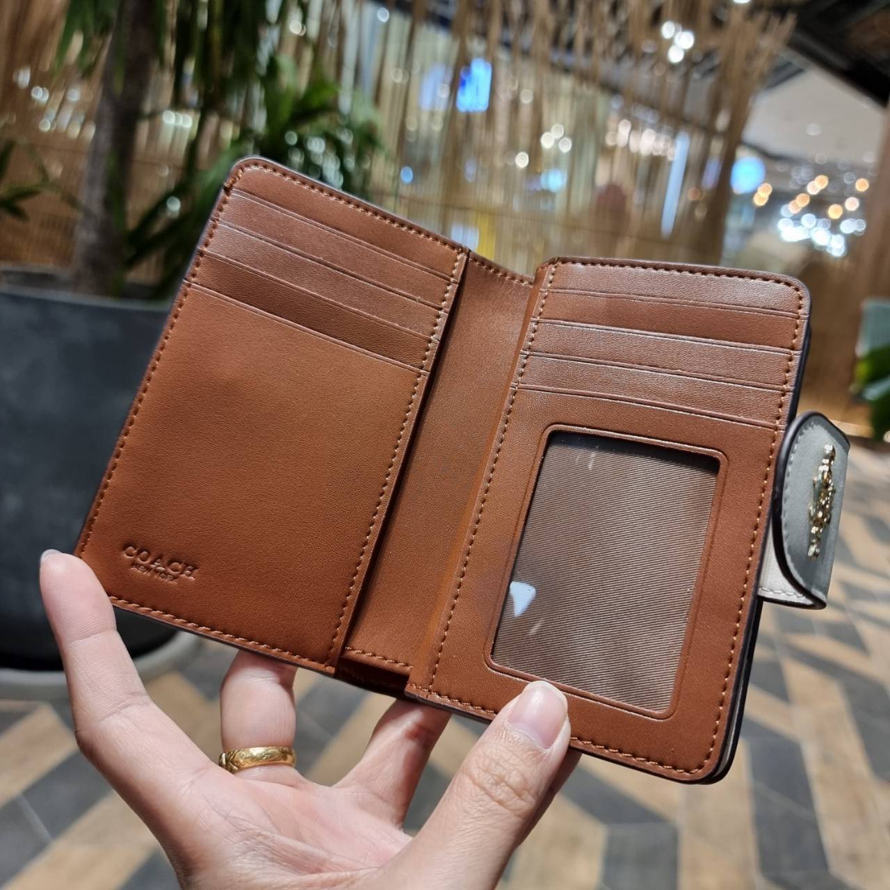 COACH C4117 MEDIUM CORNER ZIP WALLET IN SIGNATURE CANVAS WITH APPLE PRINT ดีไซน์ใหม่ล่าสุด!! คอลเลคชั่นลายพริ้นท์แอปเปิ้ลแดงโดดเด่นบนพื้นลายซิกเนเจอร์ เพิ่มลูกเล่นให้กระเป๋าสตางค์ของคุณ กระเป๋าสตางค์ใบกลาง ขนาดกำลังเหมาะมือ วัสดุหนังแคนวาส ดูแลรักษาง่าย ม