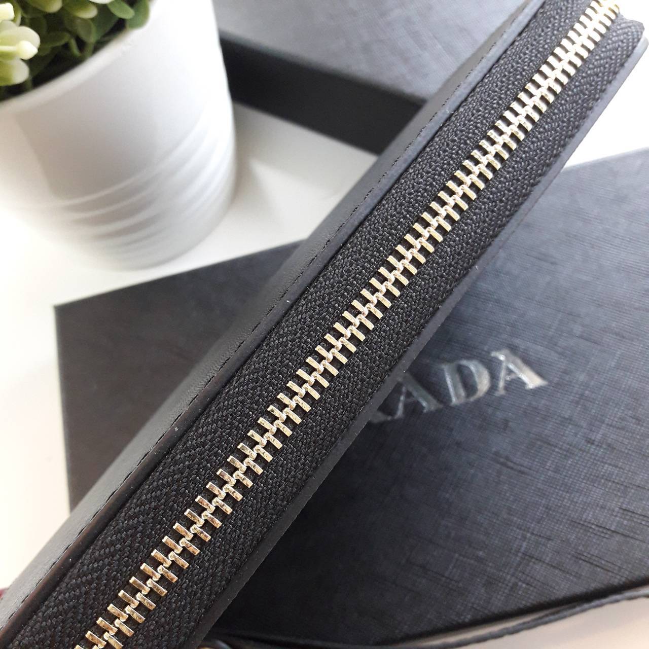 New arrival ! รุ่นที่รอคอย เข้าแล้วค้า กับ Prada Wallet Saffiano กระเป๋าสตางค์ซิปรอบ รับทรัพย์ **พร้อมสายคล้องมือ เปิดปิดด้วยซิป อะไหล่ทอง ปั้มแบรนด์ ทั้งใบ **จุดเด่น มีช่องใส่มือถือ ได้ถึง iphone7+ ใส่บัตรได้หลายช่อง ด้านในมีช่องซิปแยกอีก1ช่อง แถมยังมี ช