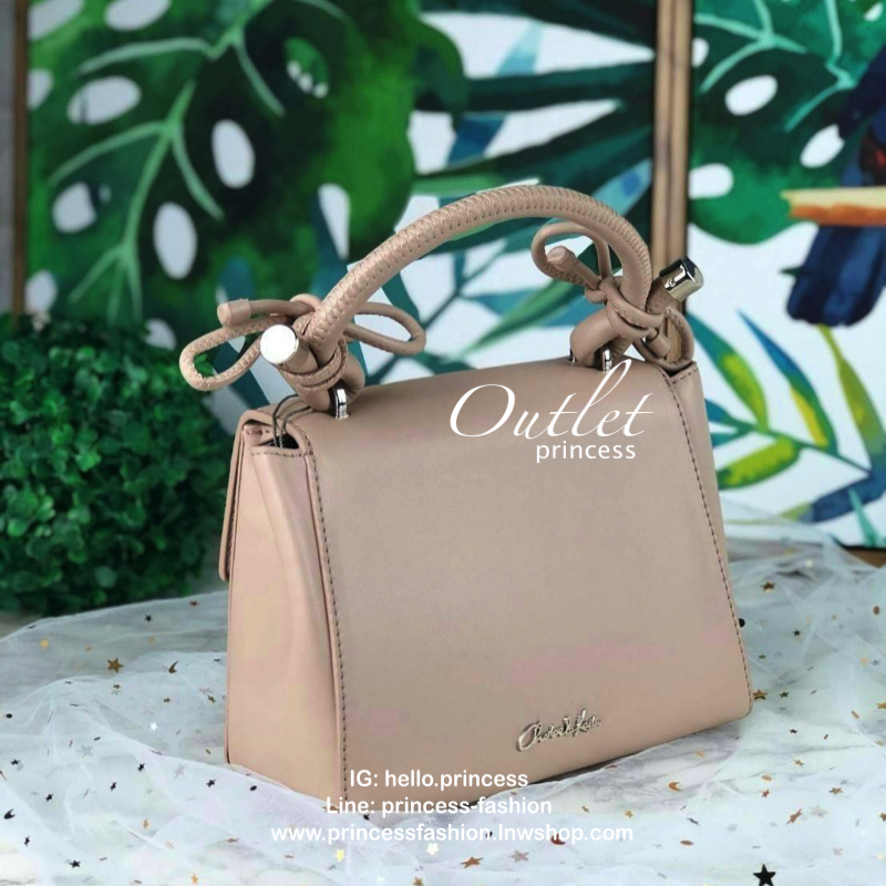 CHARLES & KEITH DOUBLE BOW LEATHER TOP HANDLE SNAKE PRINT BAG กระเป๋าถือ/สะพายใบน่ารัก ขนาดกำลังดี หูหิ้วแต่งโบว์น่ารัก เปิดปิดด้วยตัวกดล็อก ด้านในจุของพอสมควรเลยค่ะ ใส่ iPhone plus /กระเป๋าเงินใบกลางได้ มีสายสะพายยาวถอดและปรับสายได้ 1 เส้น รุ่นนี้น่ารักจ
