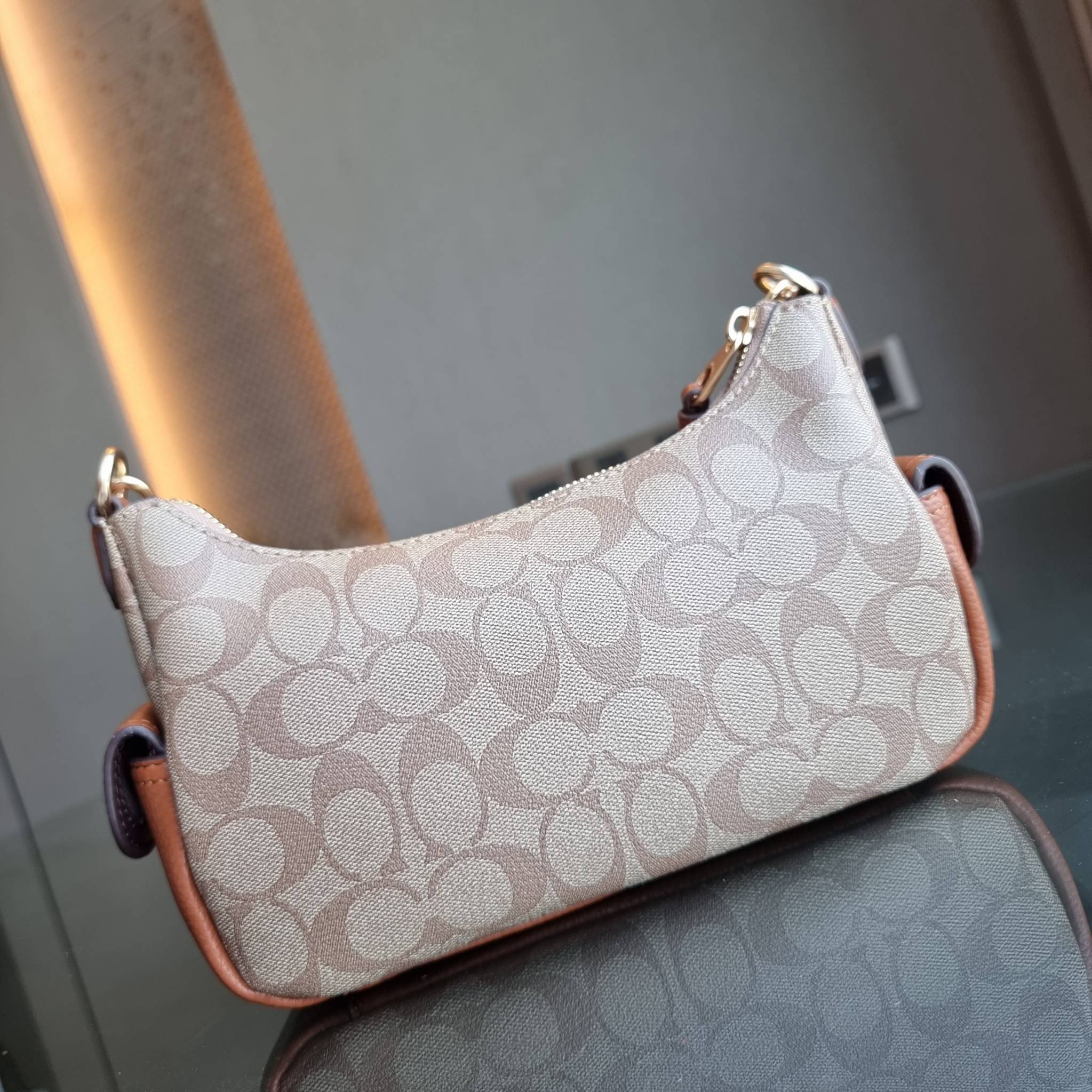 COACH C7223 PENNY SHOULDER BAG 25 IN SIGNATURE CANVAS คอลเลคชั่นเพนนีสุดคิ้วท์ ในรูปแบบของกระเป๋าสะพายไหล่กึ่งทรงพอช พร้อมเสิร์ฟความสวยถึงบ้านไปเลย!! ด้วยดีไซน์คลาสสิคย้อนยุค ที่แอบแฝงความเรียบหรู มาพร้อมสายสะพาย 2 เส้น เป็นสายคล้องมือและสายสะพายครอสบอดี้