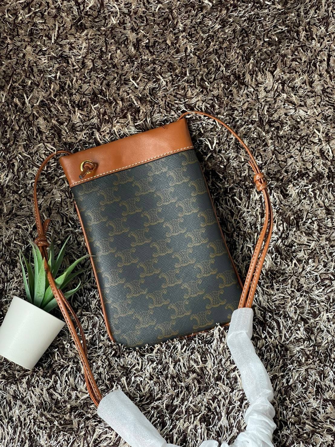 Celine Triomphe Pouch Crossbody Bag / Celine Phone Bag ในวันที่ต้องการความคล่องตัว เราสามารถหยิบกระเป๋าใส่โทรศัพท์ประเภทนี้เพื่อใส่เพียงแค่โทรศัพท์ เงิน และของสำคัญชิ้นเล็ก ๆ ได้เลย โดยไม่ต้องพกกระเป๋าใบใหญ่ ๆ ไปให้เกะกะ แถมยังดูเป็นแฟชั่นที่ทันสมัยอีกด้ว